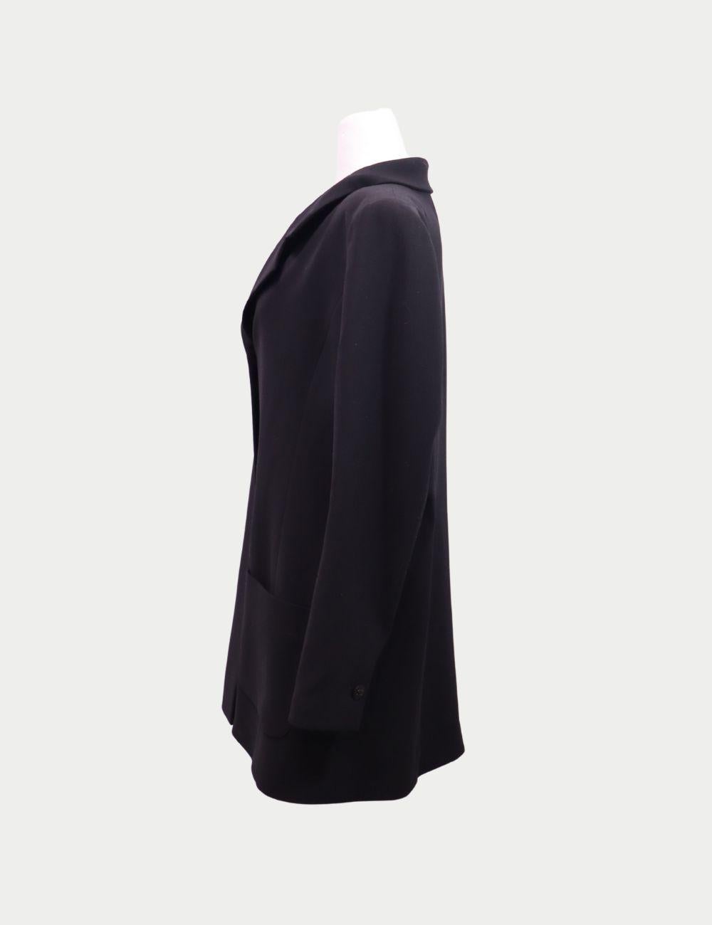 Chanel Vintage Veste blazer en laine noire

Rehaussez votre garde-robe avec ce blazer intemporel en laine noire Vintage de Chanel, une pièce emblématique de la maison de couture française. Confectionné en laine luxueuse, ce blazer présente une