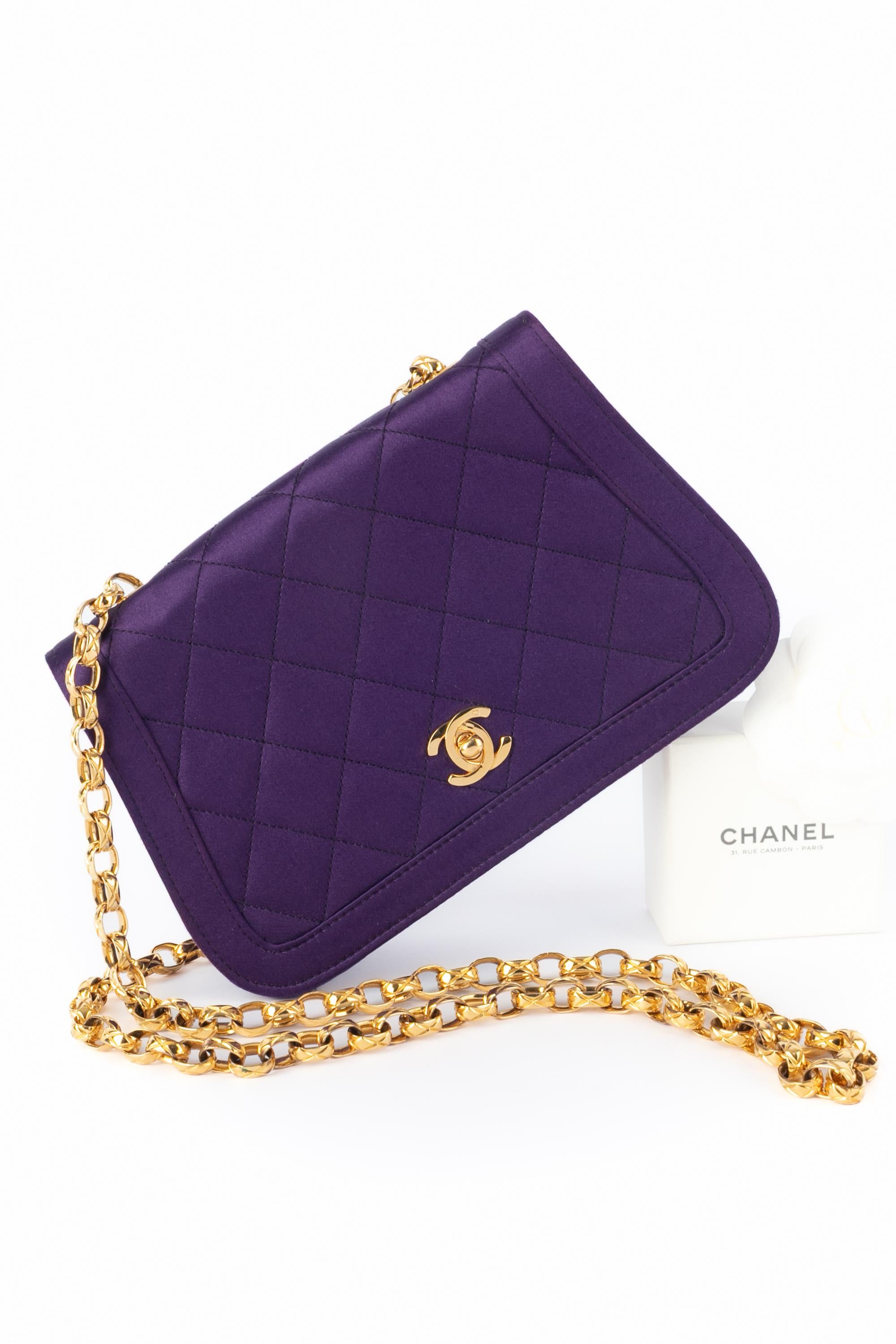 CHANEL - (Made in France) Quilted purple silk evening bag with golden metal chain handle and elements. The bag comes with a tiny enveloppe. A 1989-1991 Collection under the artistic direction of Karl Lagerfeld.

Condition:
Very good