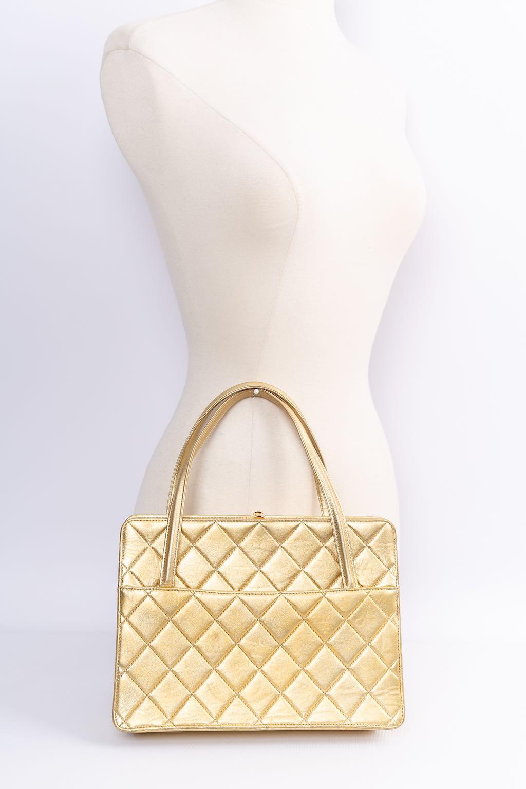Chanel (Made in France) Evening bag in quilted gold leather. Several compartments. 
Serial N° 4438358.

Additional information: 

Dimensions: 
Width: 26 cm (10.24