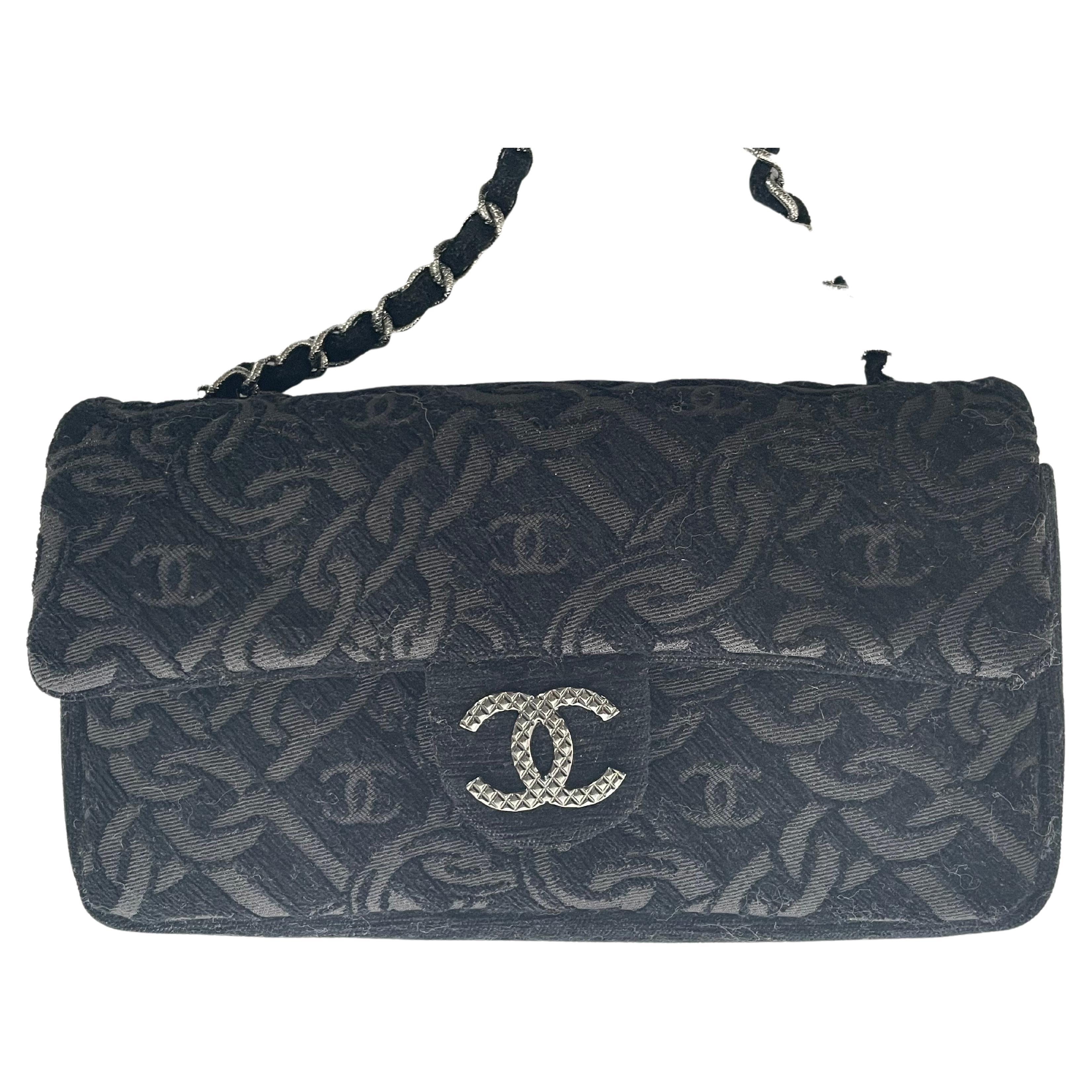 About
Black Chanel evening bag of black Jacquard fabric with woven Chanel chains and CC log. CC lock and chain in silver metal.
Measurement 
Bag length    25cm
Bag height    14 cm 
Bag deep      5 cm 
Chain length 51 cm, wide 1,5 cm 
Features
- 100