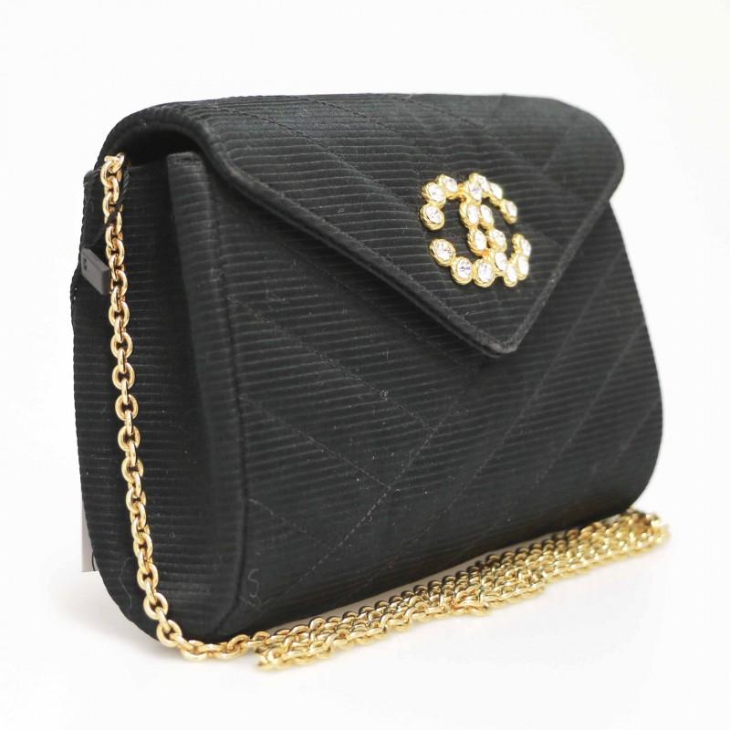 Chanel vintage evening bag,  the chain can be removed or placed inside to make a cute clutch !

Condition : very good, delivered in its original Chanel dustbag and box
Made in France
Material : satin fabric
Lining : gold leather
Color: black,
