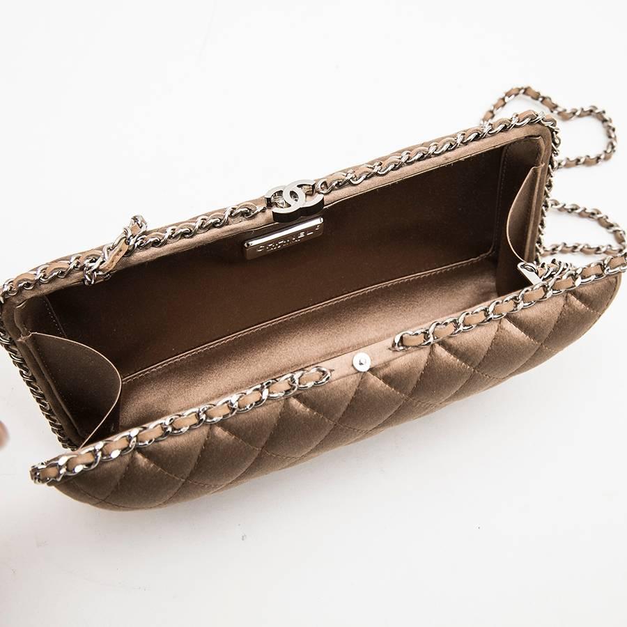 CHANEL Evening Clutch in Quilted Golden Beige Silk Satin In Excellent Condition In Paris, FR