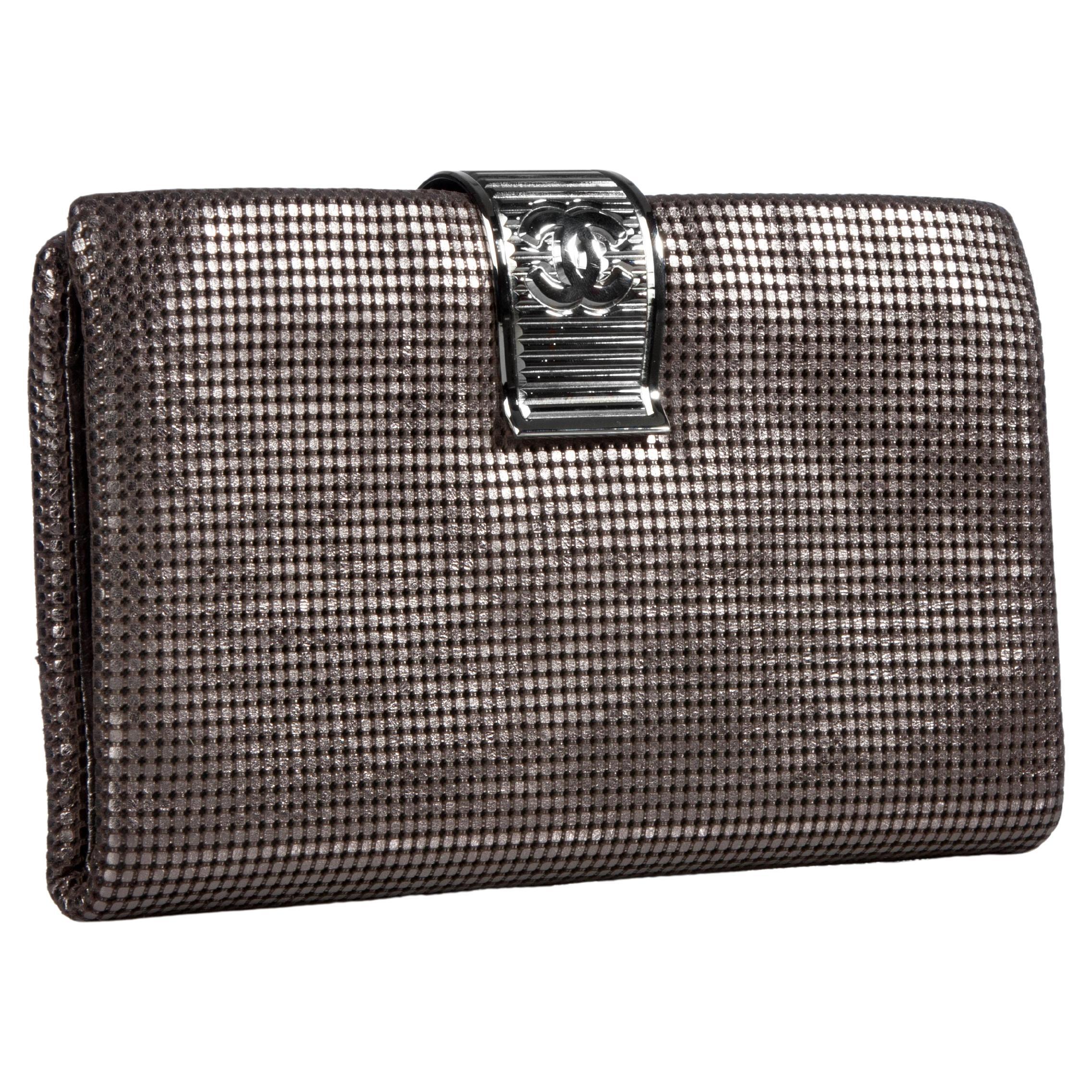 Chanel Abend Gala Glitter Laser Etched Kettenhemd Metallic Clutch im Zustand „Gut“ im Angebot in Miami, FL