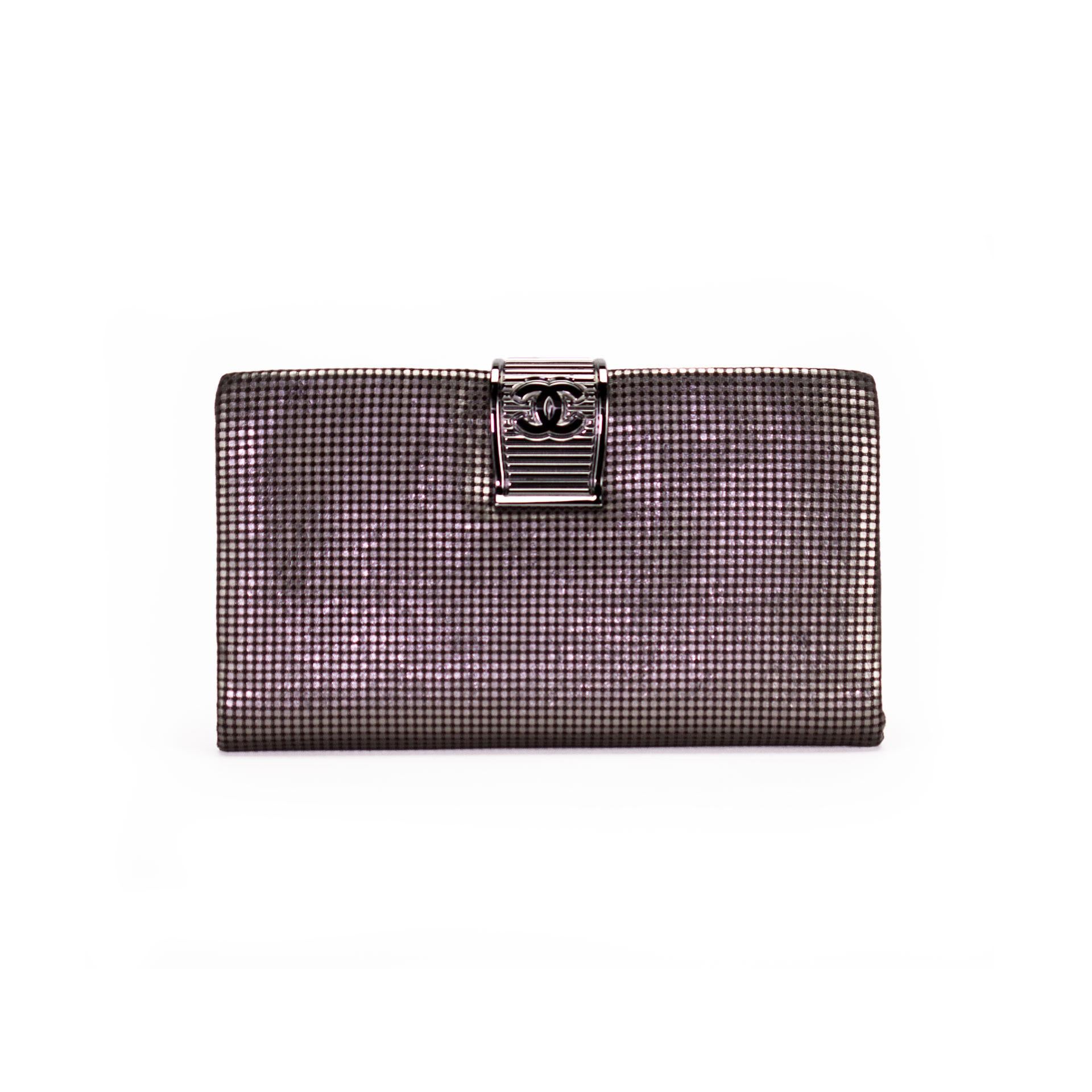 Chanel Abend Gala Glitter Laser Etched Kettenhemd Metallic Clutch im Angebot 1
