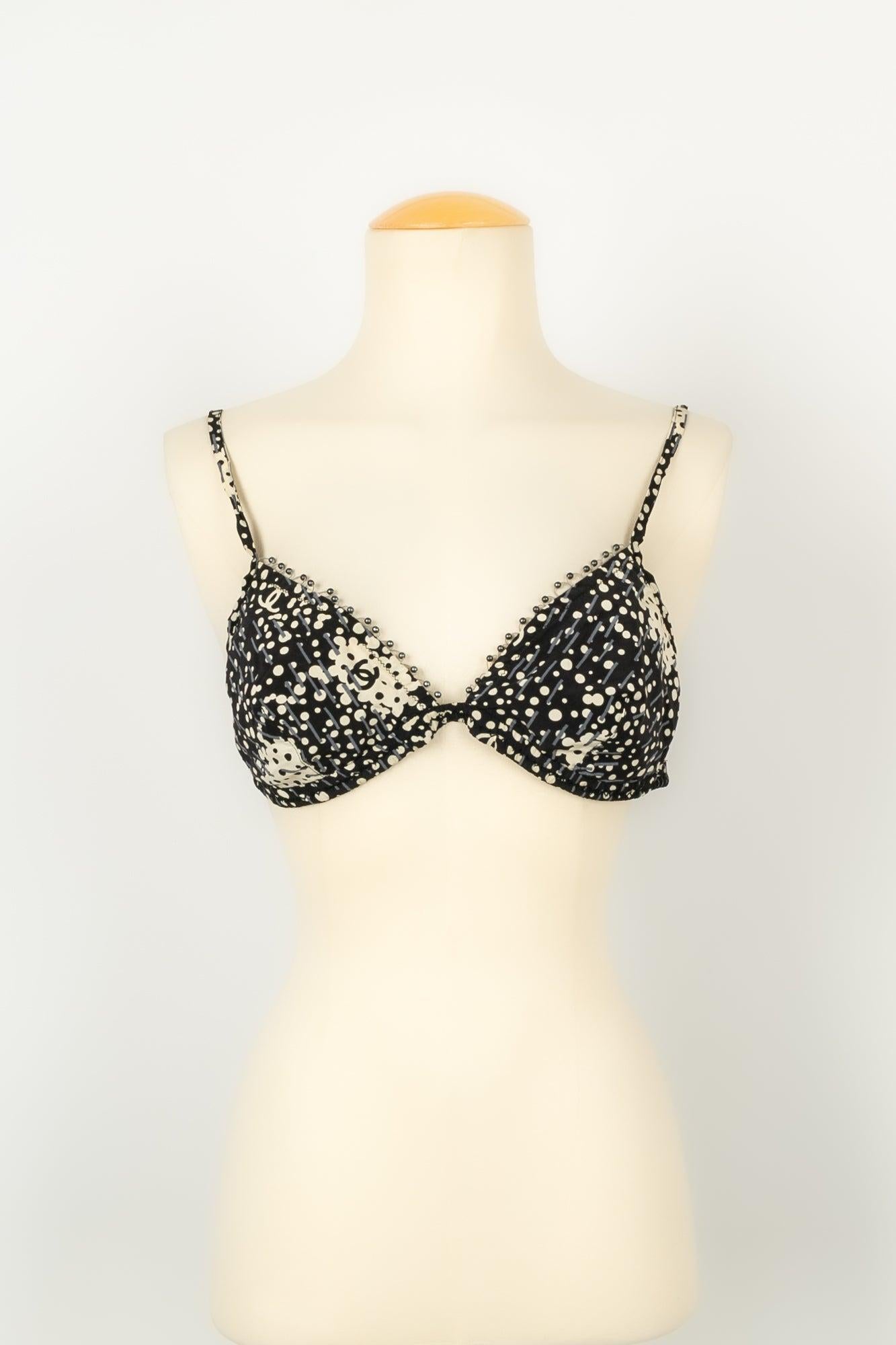 Chanel - (Made in Italy) Set of silk underwear, top in openwork black mesh inlaid with silk and pearls. Size 40FR/42FR. Fall/Winter 2002 Collection.

Additional information:
Condition: Very good condition
Dimensions: Top: Chest: 40 cm - Length: 45