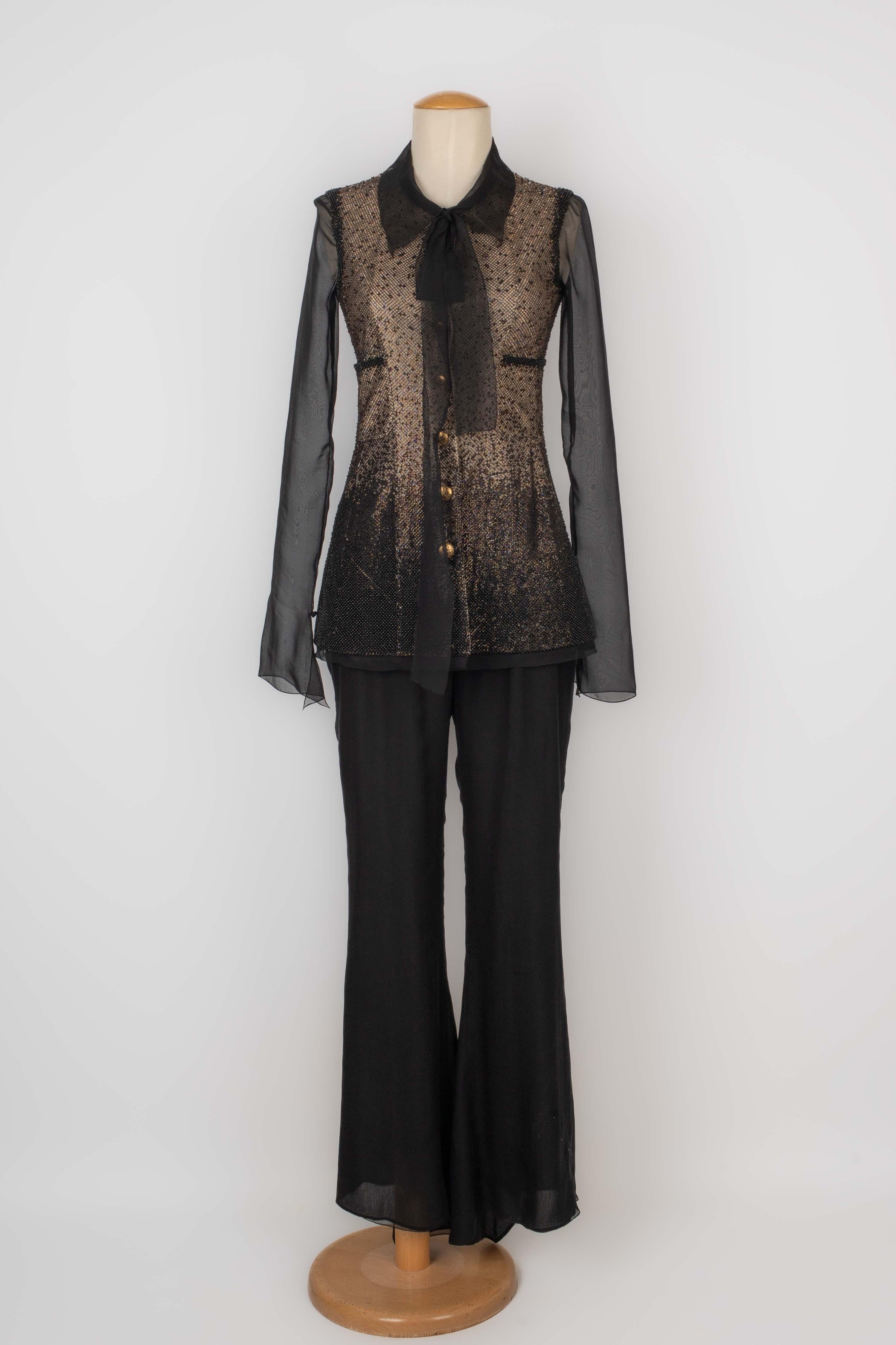CHANEL - (Fabriqué en France) Robe du soir en mousseline de soie nacrée. Collection Haute Couture automne-hiver 2001-2002 sous la direction artistique de Karl Lagerfeld. Manque les labels de taille et de composition, il convient à un 36FR.

Condit