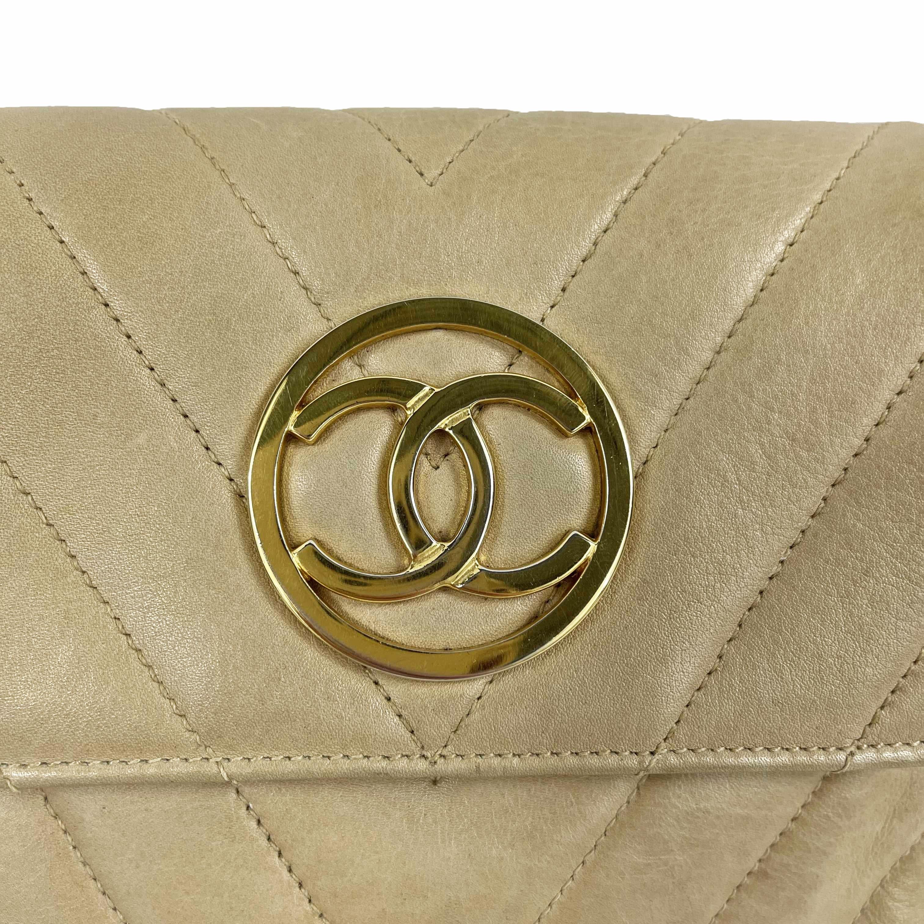 Chanel - Excellent - 90's Vintage Chevron Flap 24k - Beige, Gold - Handbag In Excellent Condition In Sanford, FL