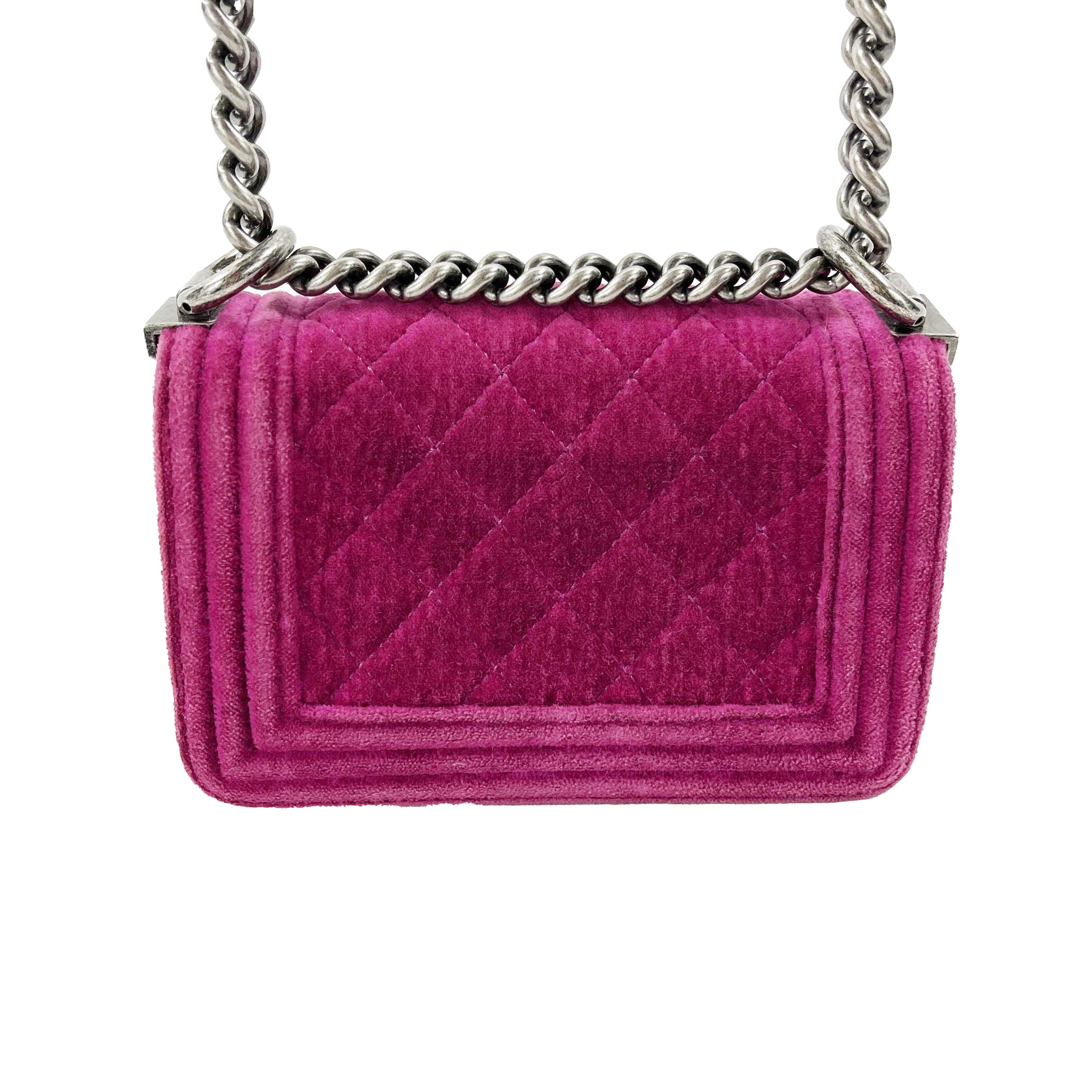 CHANEL - Excellent - Mini Boy Shoulder Crossbody Velvet Leather - Pink Fuchsia - Handbag

Description

2012-2013 collection era.
This chic mini shoulder bag is crafted of diamond quilted pink fuchsia velvet with a border of linear trim.
The bag