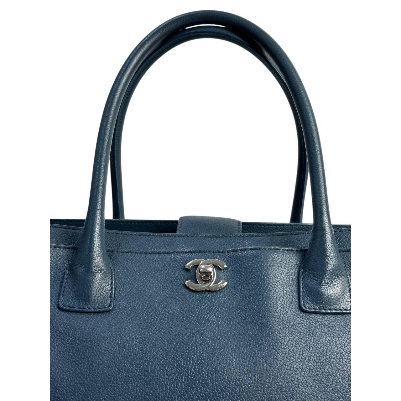 Noir Chanel Executive Fourre-tout en cuir caviar bleu en vente