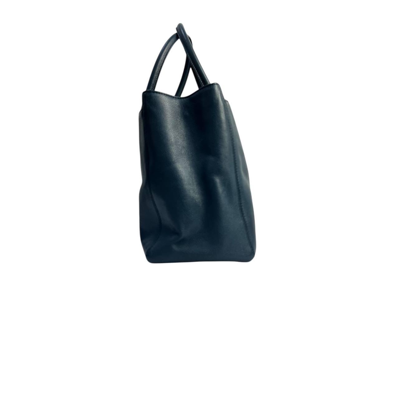 Chanel Executive Fourre-tout en cuir caviar bleu Pour femmes en vente