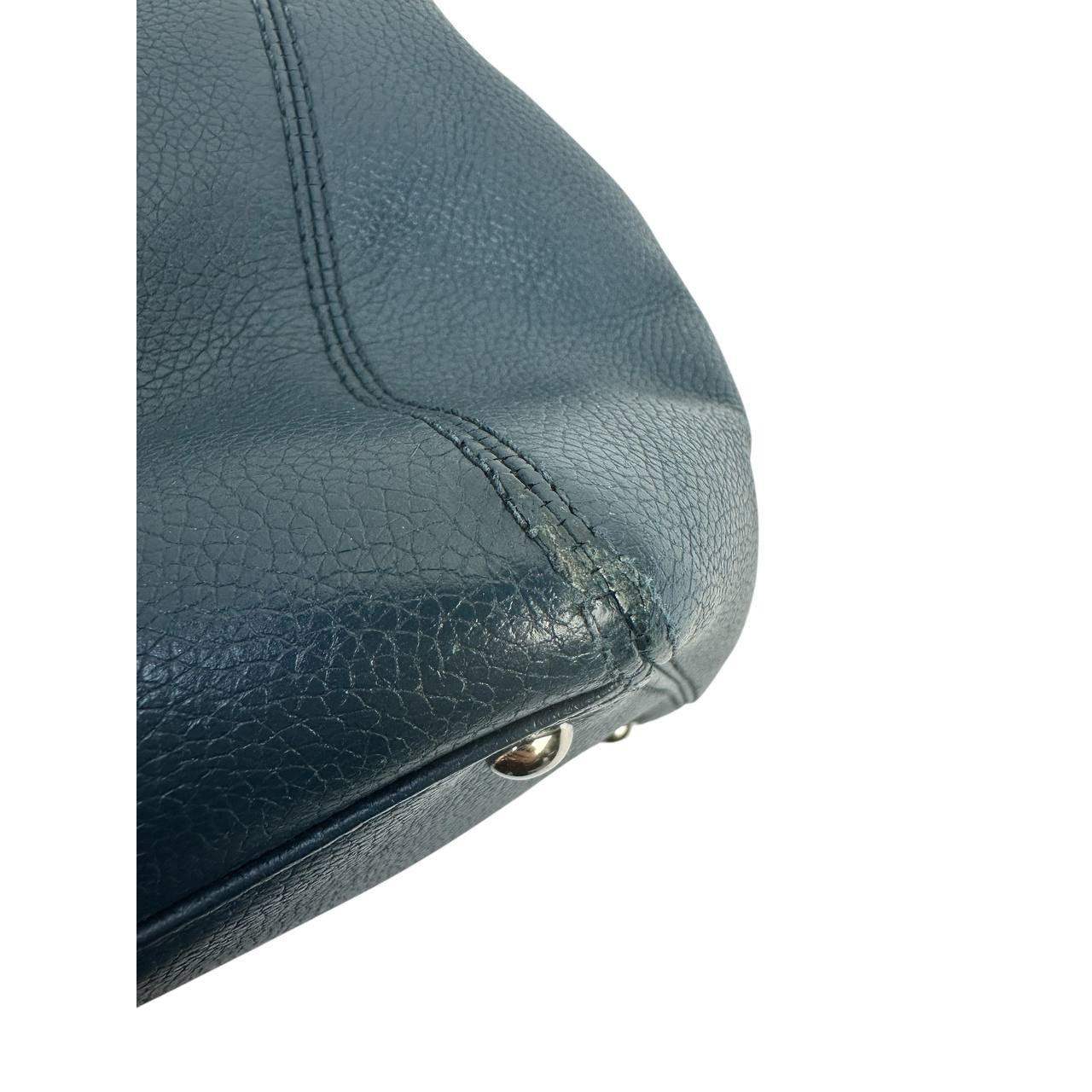 Chanel Executive Fourre-tout en cuir caviar bleu en vente 2