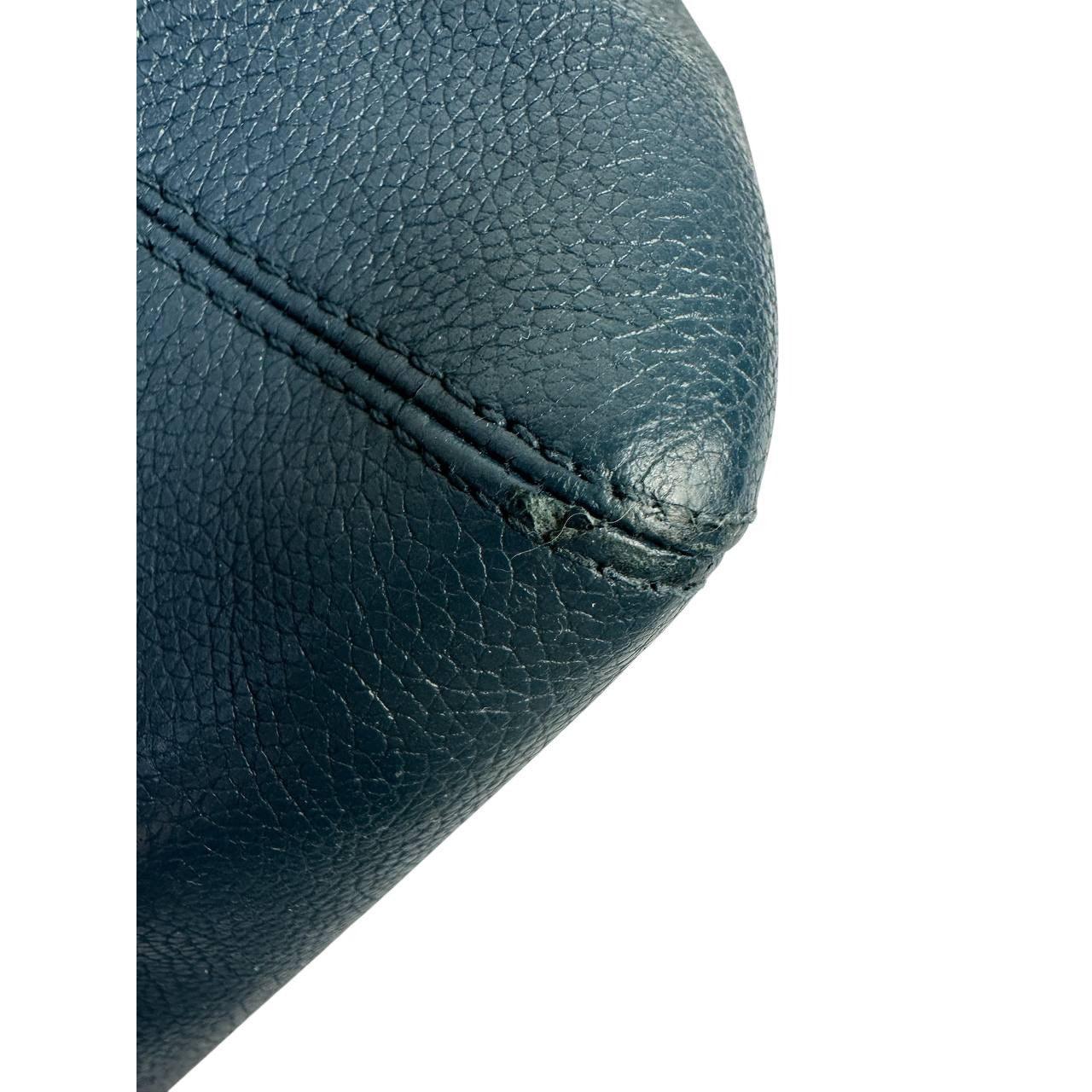 Chanel Executive Fourre-tout en cuir caviar bleu en vente 3