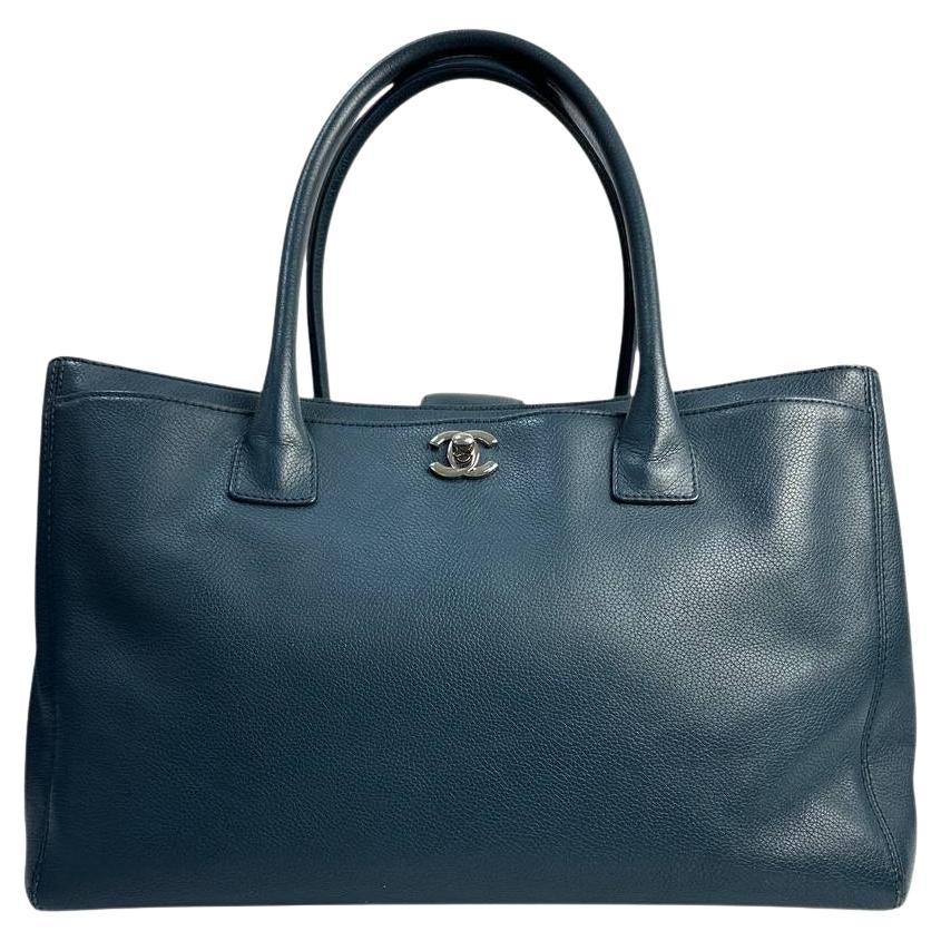 Chanel Executive Fourre-tout en cuir caviar bleu en vente