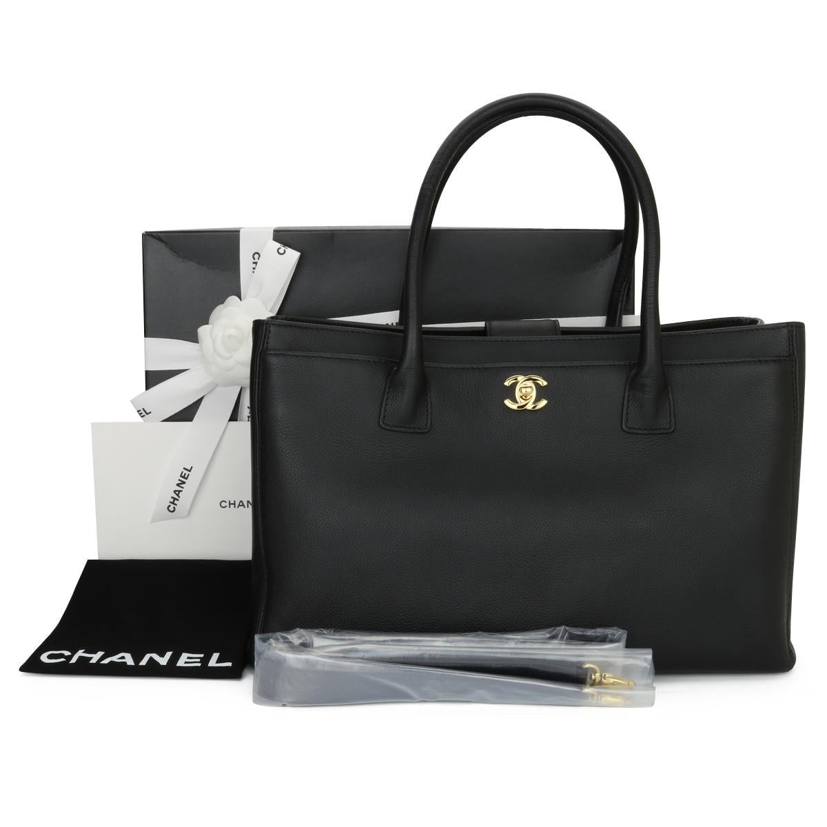 CHANEL Executive Cerf Tote Black Calfskin with Gold Hardware 2013.

This bag is in excellent condition, the bag still holds its original shape, and the hardware is still very shiny.

Such a multi-functional bag, which can be worn both as a shoulder