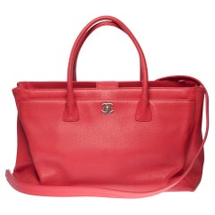 Sac fourre-tout Chanel Executive avec bandoulière en cuir grainé rose corail, SHW