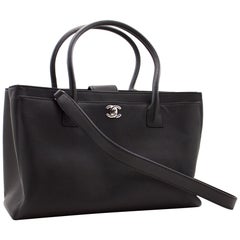 CHANEL Executive Tote Caviar Shoulder Bag Sac à main en cuir noir