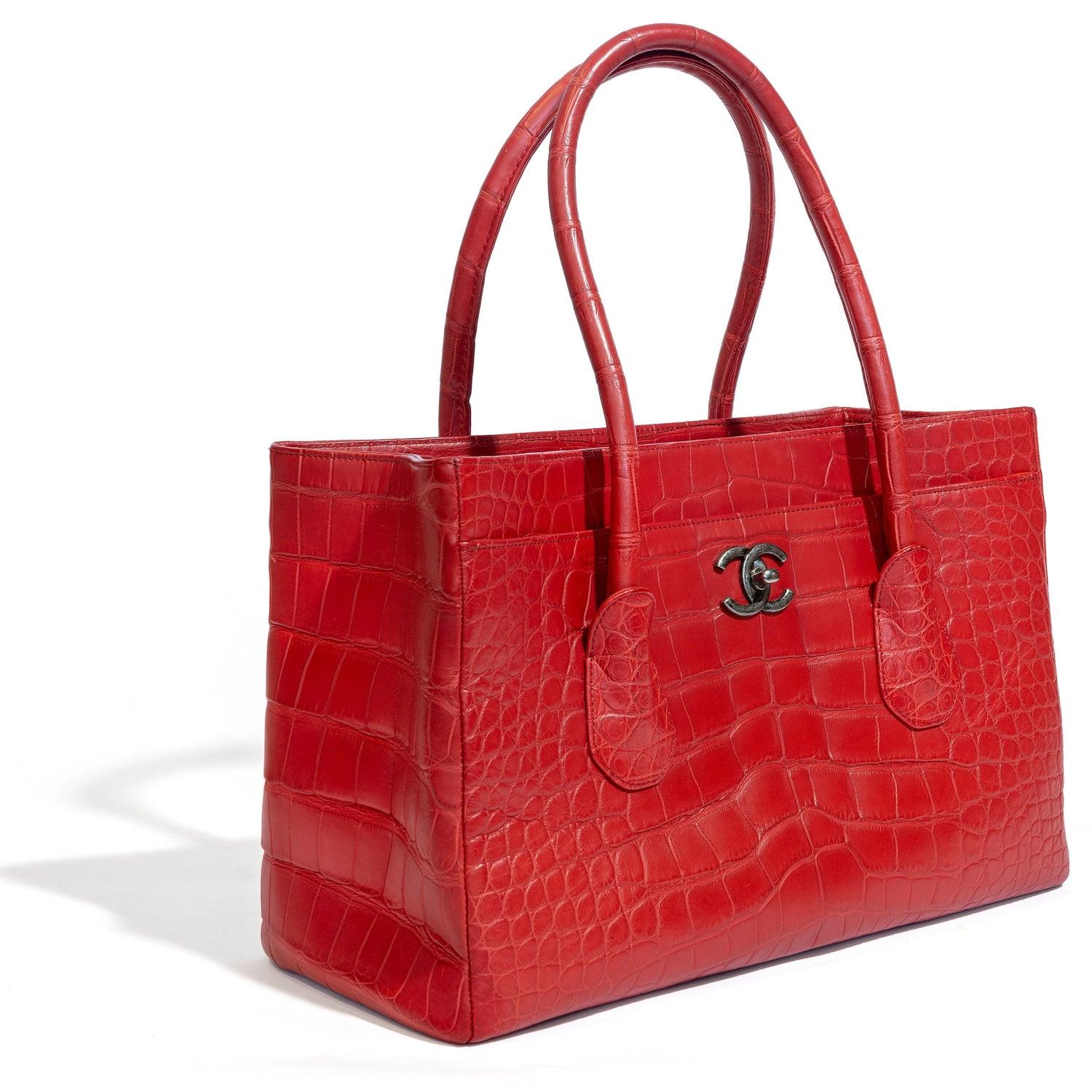- Seltenes mattes Alligatorleder in Rot
- Exotisches Leder
- Herbst-Winter-Kollektion 2014
- Schlitztasche auf der Vorderseite mit charakteristischem CC-Schlüsselverschluss
- Verdeckte breite Lasche in der Mitte mit Magnetverschluss
- Schlitztasche