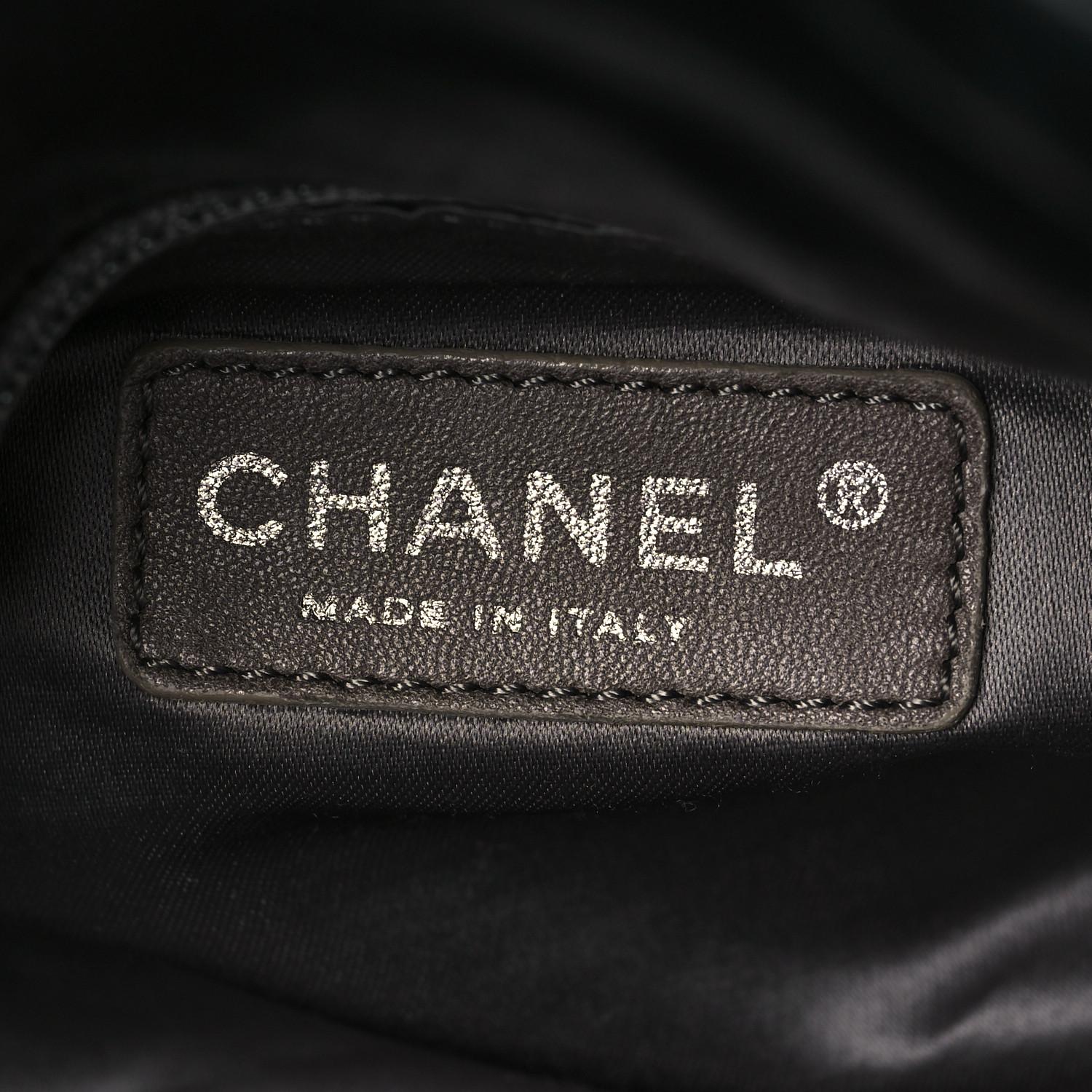 Chanel 2008 - Sacoche à bandoulière extensible - Fourre-tout noir en cuir de veau en vente 8