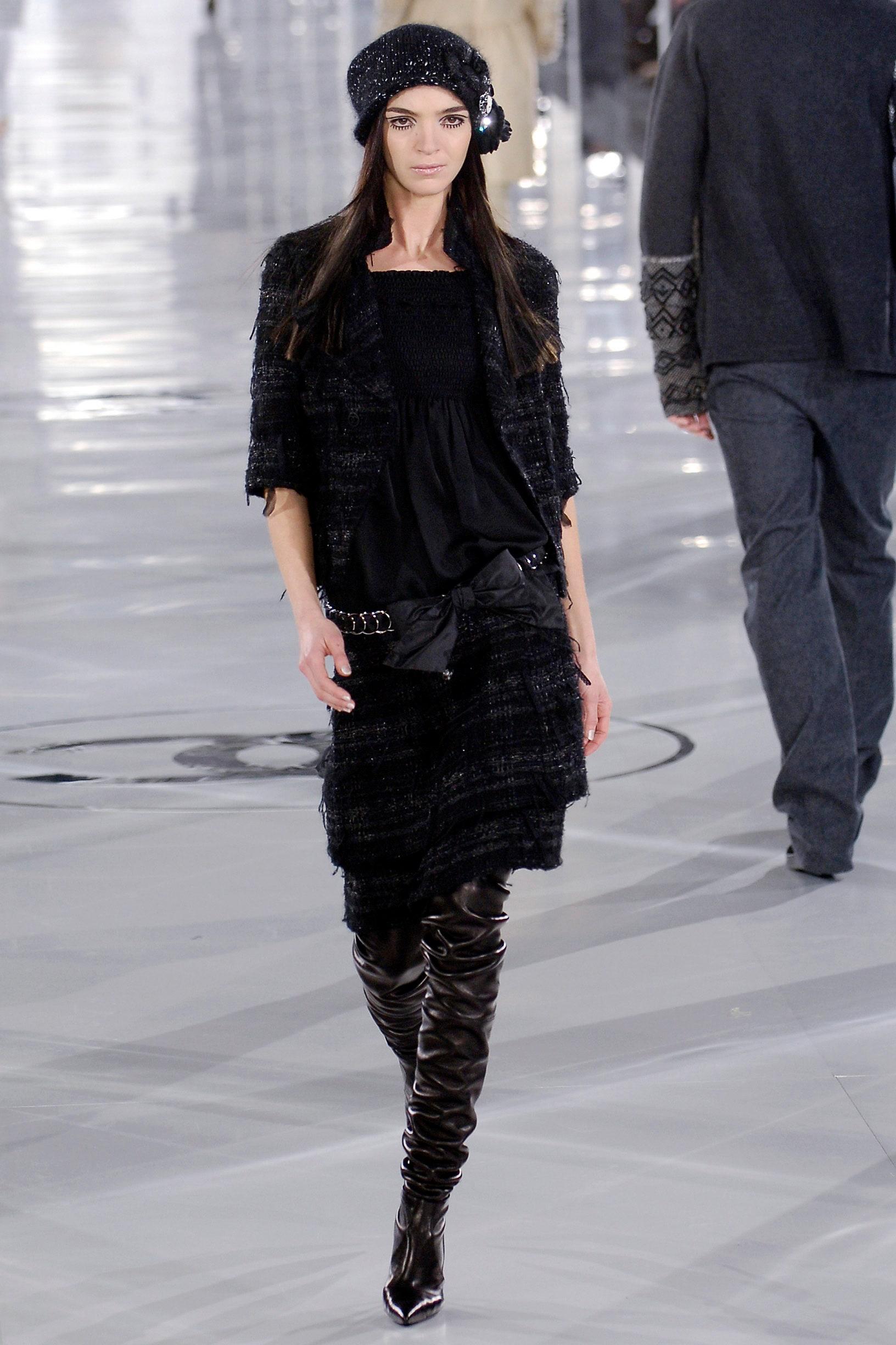 Exquisite Chanel black skirt made of most precious Lesage Ribbon tweed ~ today's boutique prices start from 5,000$ for similar item
- CC logo charm at waist
- black silk lining
Size mark 46 FR / Condition: kept unworn