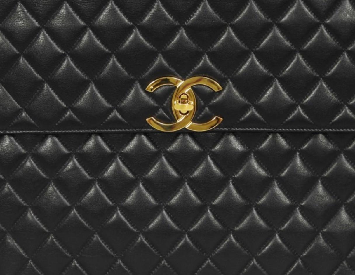 Extra große gesteppte Lammfell-Portfolio-Klappe mit goldenem CC-Verschluss von Chanel für Damen oder Herren im Angebot