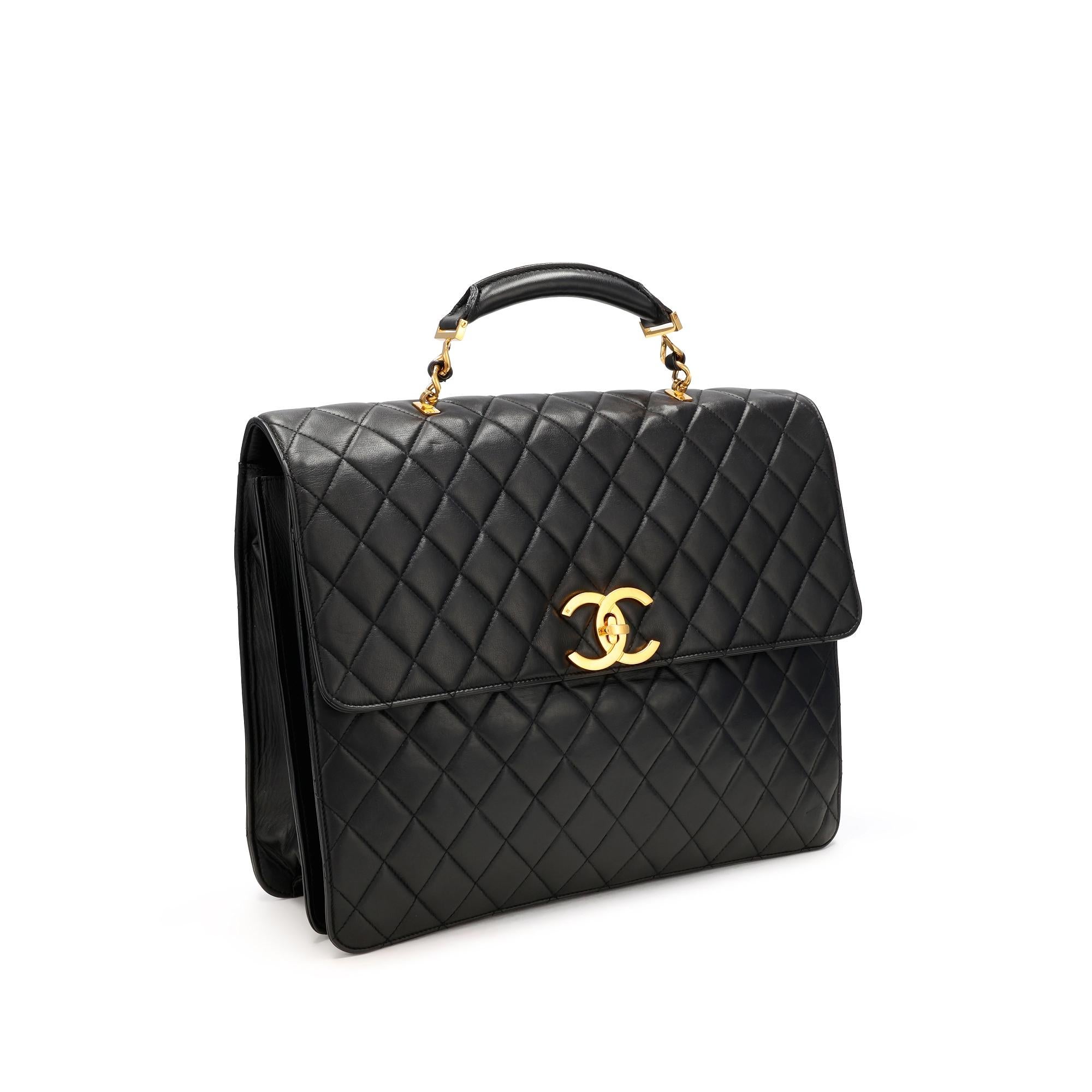 Extra große gesteppte Lammfell-Portfolio-Klappe mit goldenem CC-Verschluss von Chanel im Angebot 3