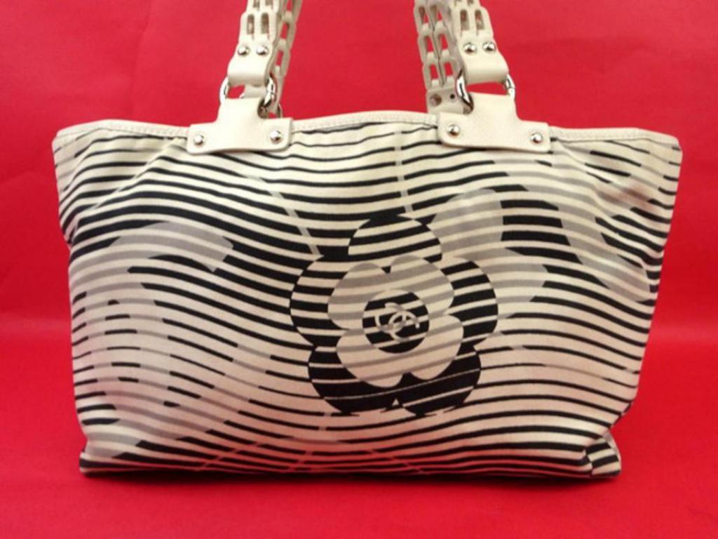 Chanel Extra Large Zig 221375 White X Navy Leather Tote For Sale 1
