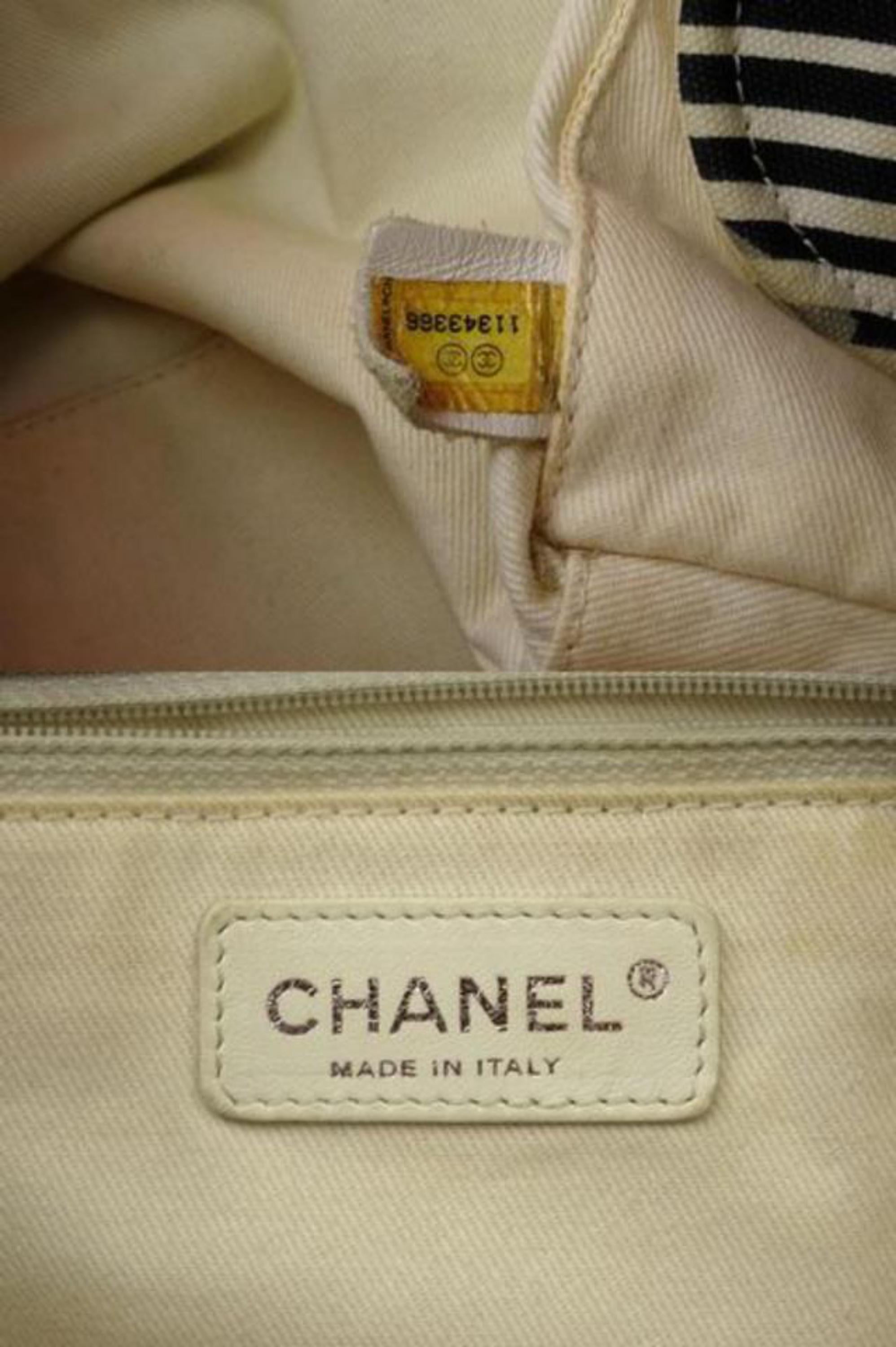 Gray Chanel Extra Large Zig 221375 White X Navy Leather Tote For Sale