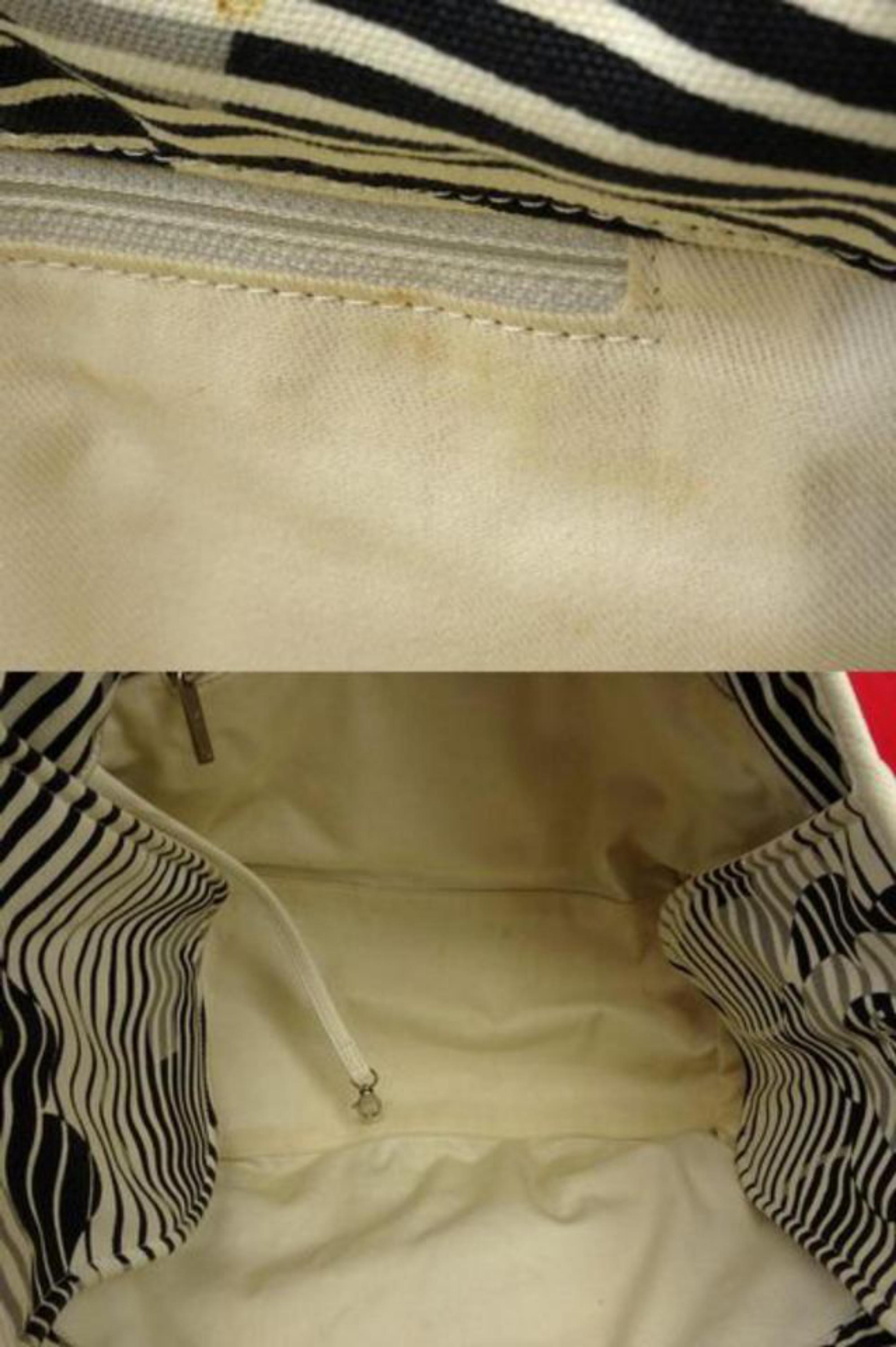 Women's Chanel Extra Large Zig 221375 White X Navy Leather Tote For Sale