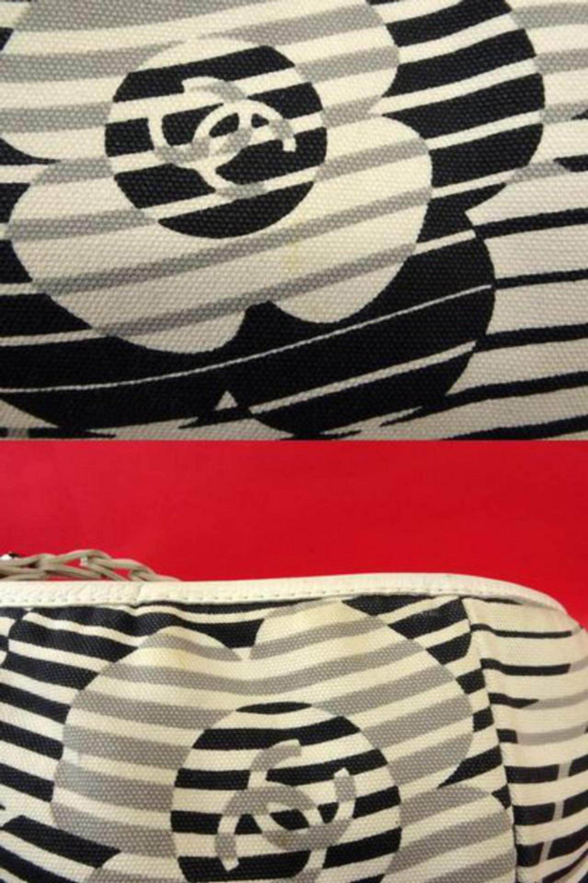 Chanel Extra Large Zig 221375 White X Navy Leather Tote For Sale 2