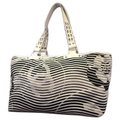 Chanel Extra Large Zig 221375 White X Navy Leather Tote