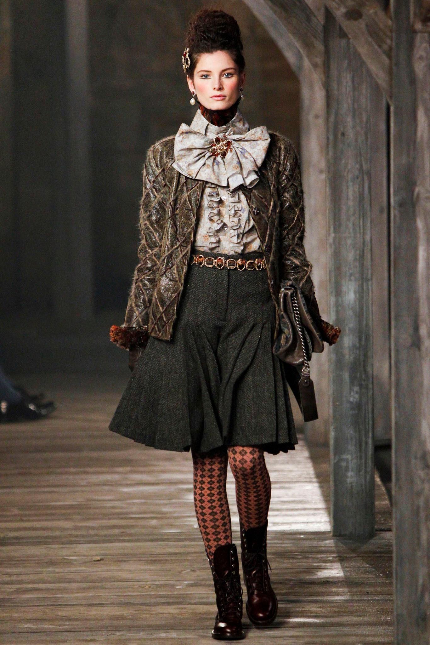 Ultime rareté Chanel veste en cuir marron fauve avec motifs matelassés en tweed -- de la Collection Runway of Paris / EDINBURGH, 2013 Metiers d'Art. 
Prix boutique supérieur à 12 000$. Prix sur ebay 9,999$
- CC bijou Boutons Jewell
- doublure en
