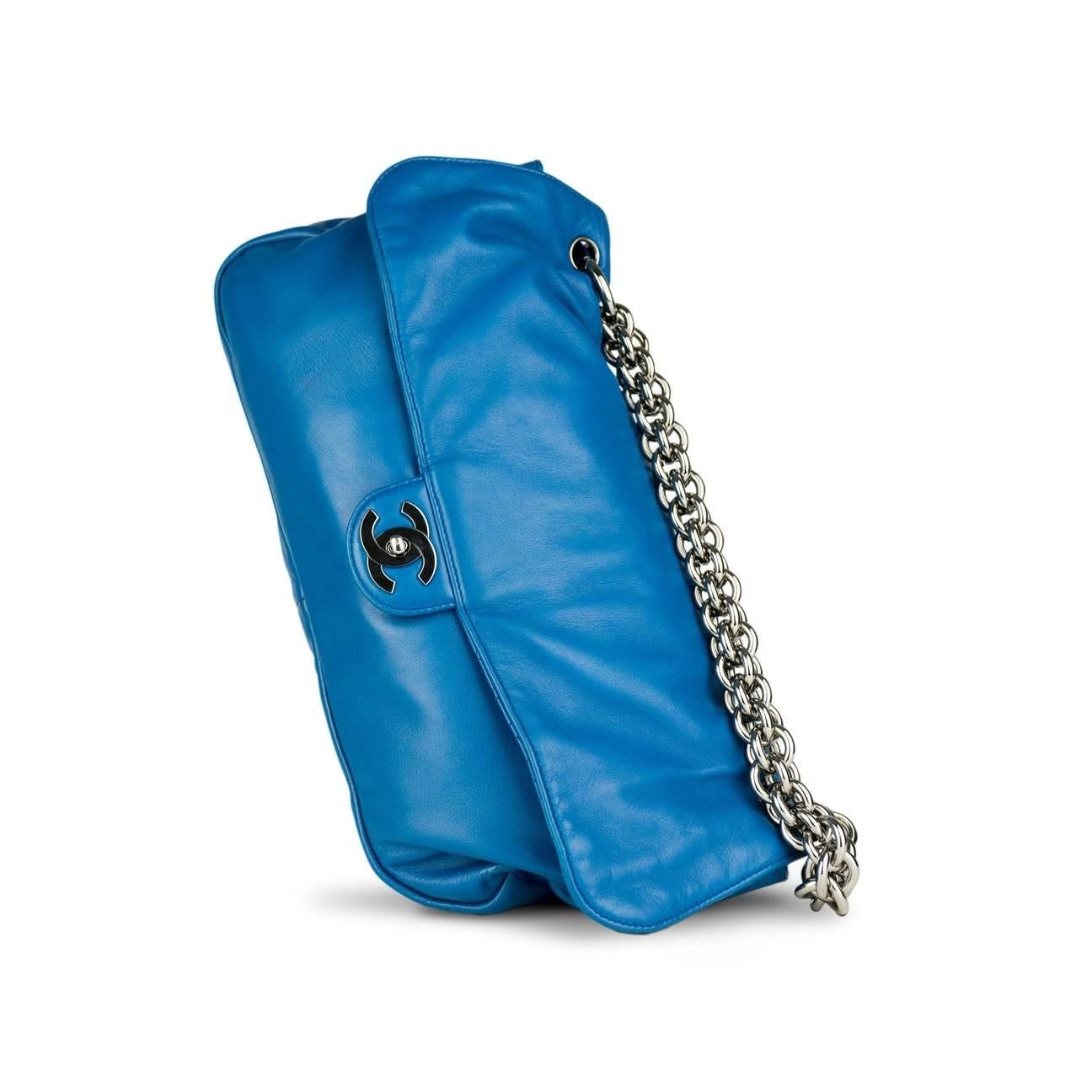 Chanel extra thick chunky chain large blue soft lambskin classic flap shoulder In Good Condition For Sale In Miami, FL