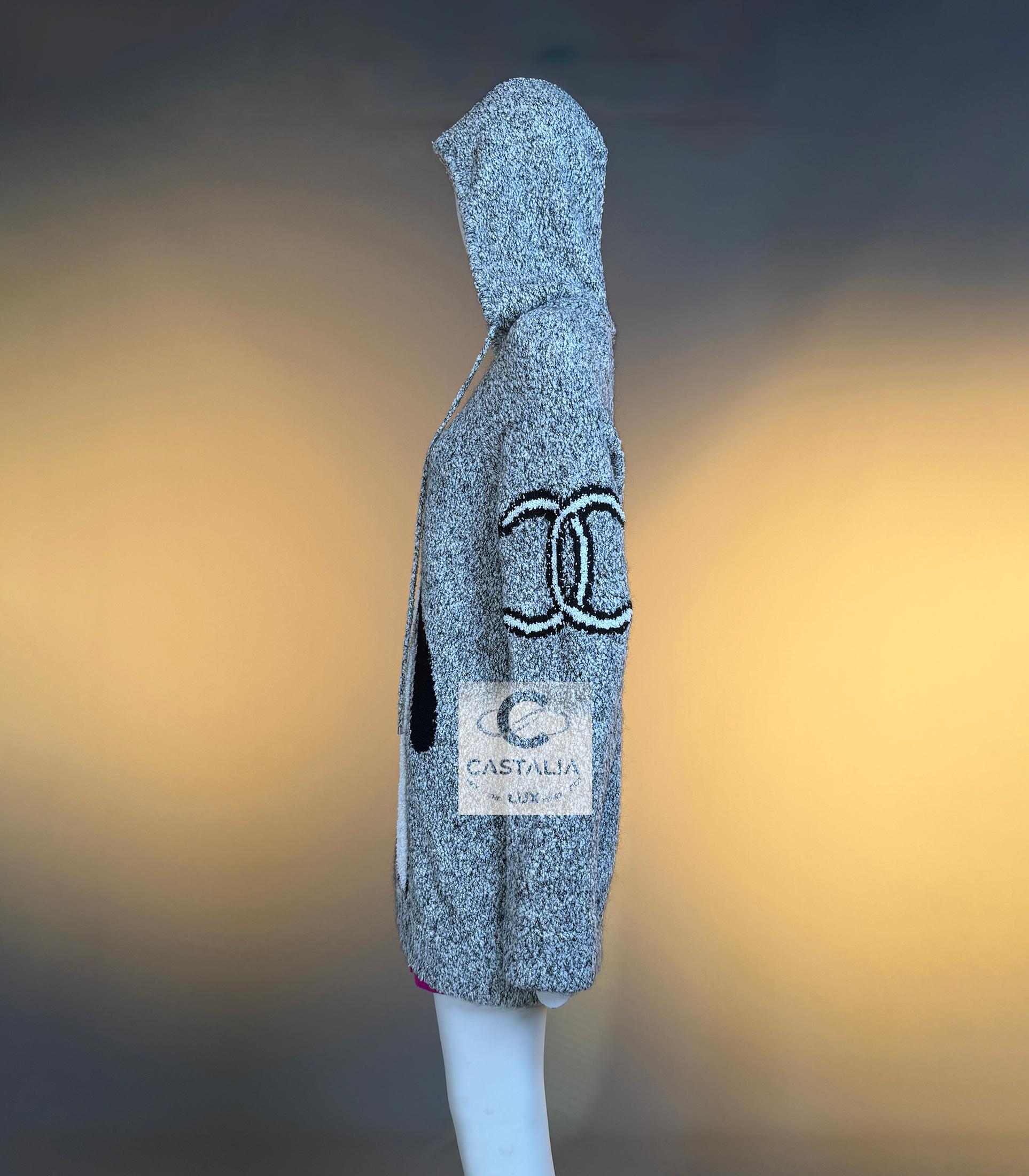 CHANEL Extrem seltener CC Logo Pinguin Boucle Hoodie im Angebot 8