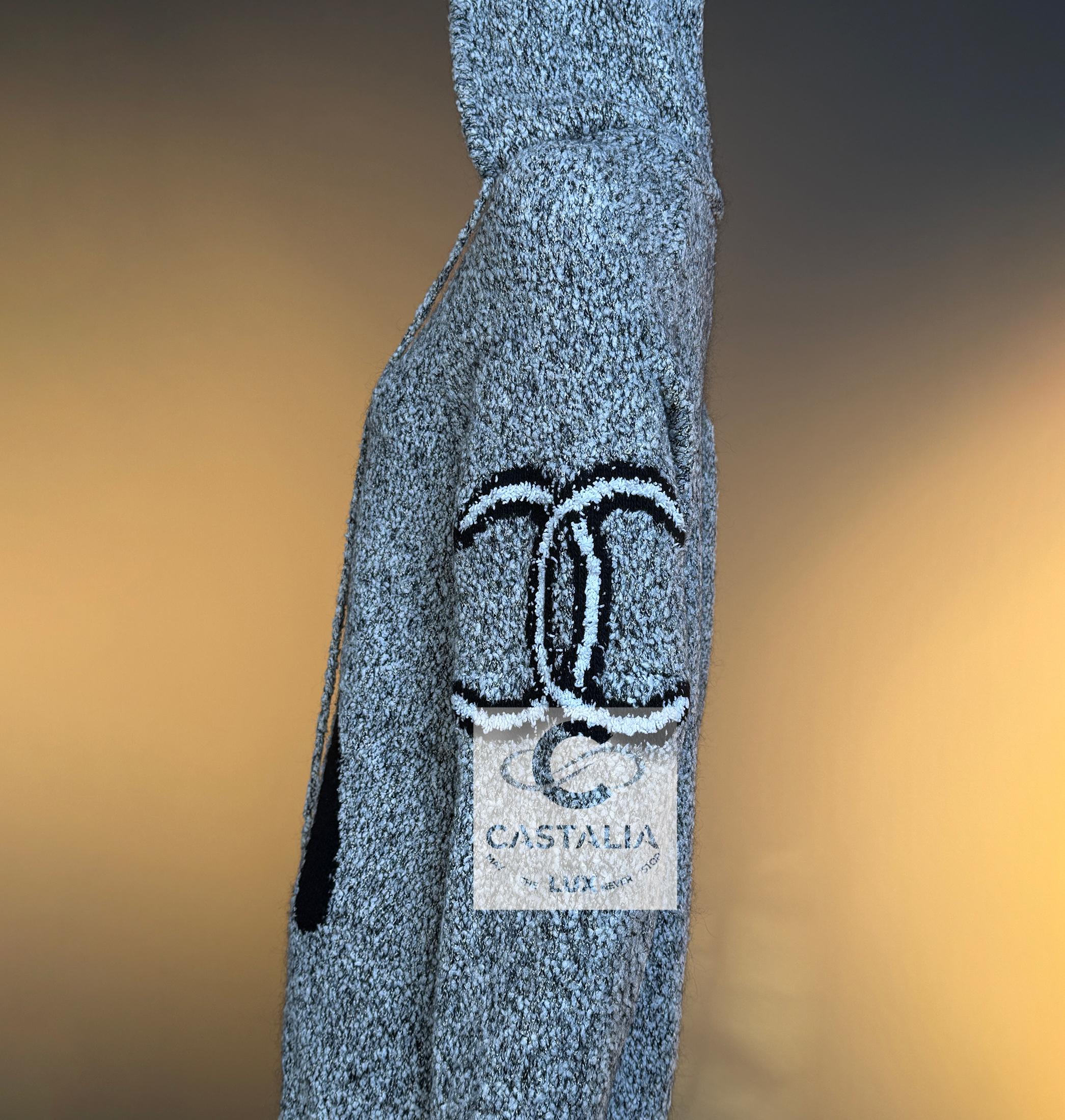 CHANEL Extrem seltener CC Logo Pinguin Boucle Hoodie im Angebot 9