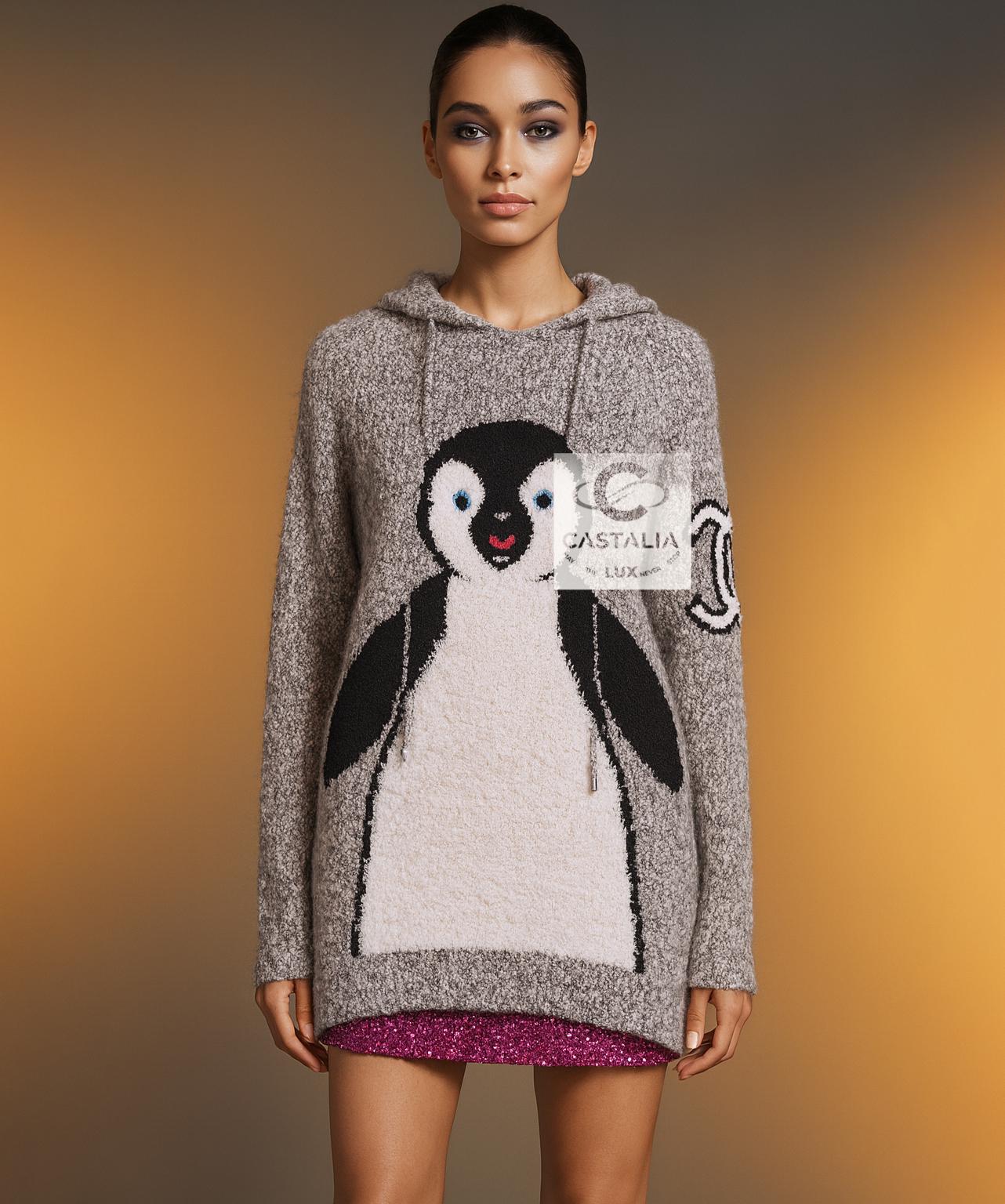 CHANEL - Collectional grauer Seiden-Bouclé-Kapuzenpullover mit Pinguin-Motiv und CC-Logo
- Runway of 2007 Fall by by Karl Lagerfeld - 
~  Äußerst seltene Trophäe der Chanel-Mythologie  ~

 Eines der skurrilsten und schwer fassbaren Artefakte im