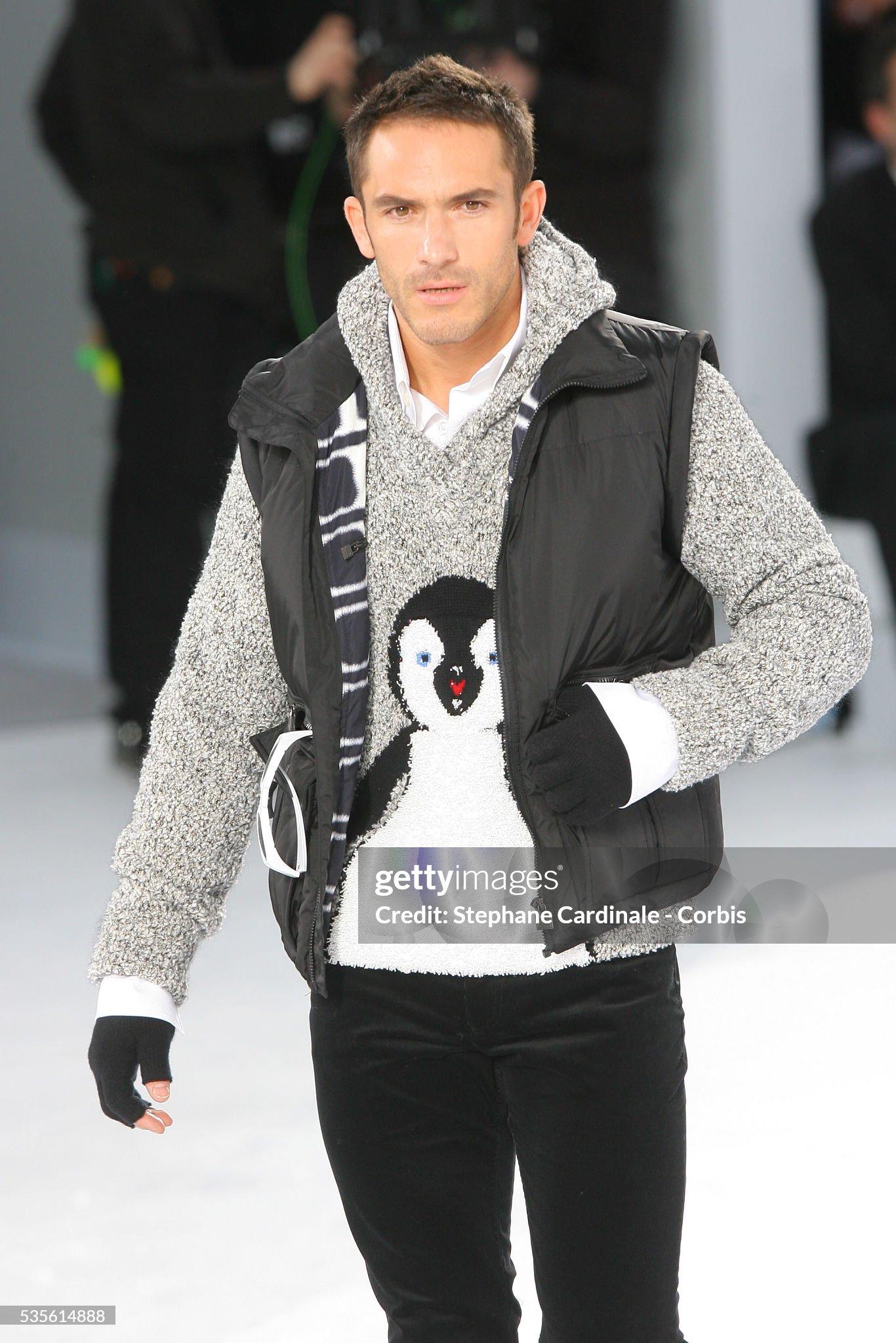 CHANEL Extrem seltener CC Logo Pinguin Boucle Hoodie im Angebot 1