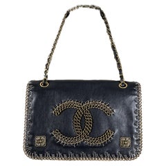 Chanel, estremamente rara, abbellisce con una catena la sua borsa con patta