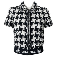 Giacca Chanel in tweed con banda logo estremamente rara