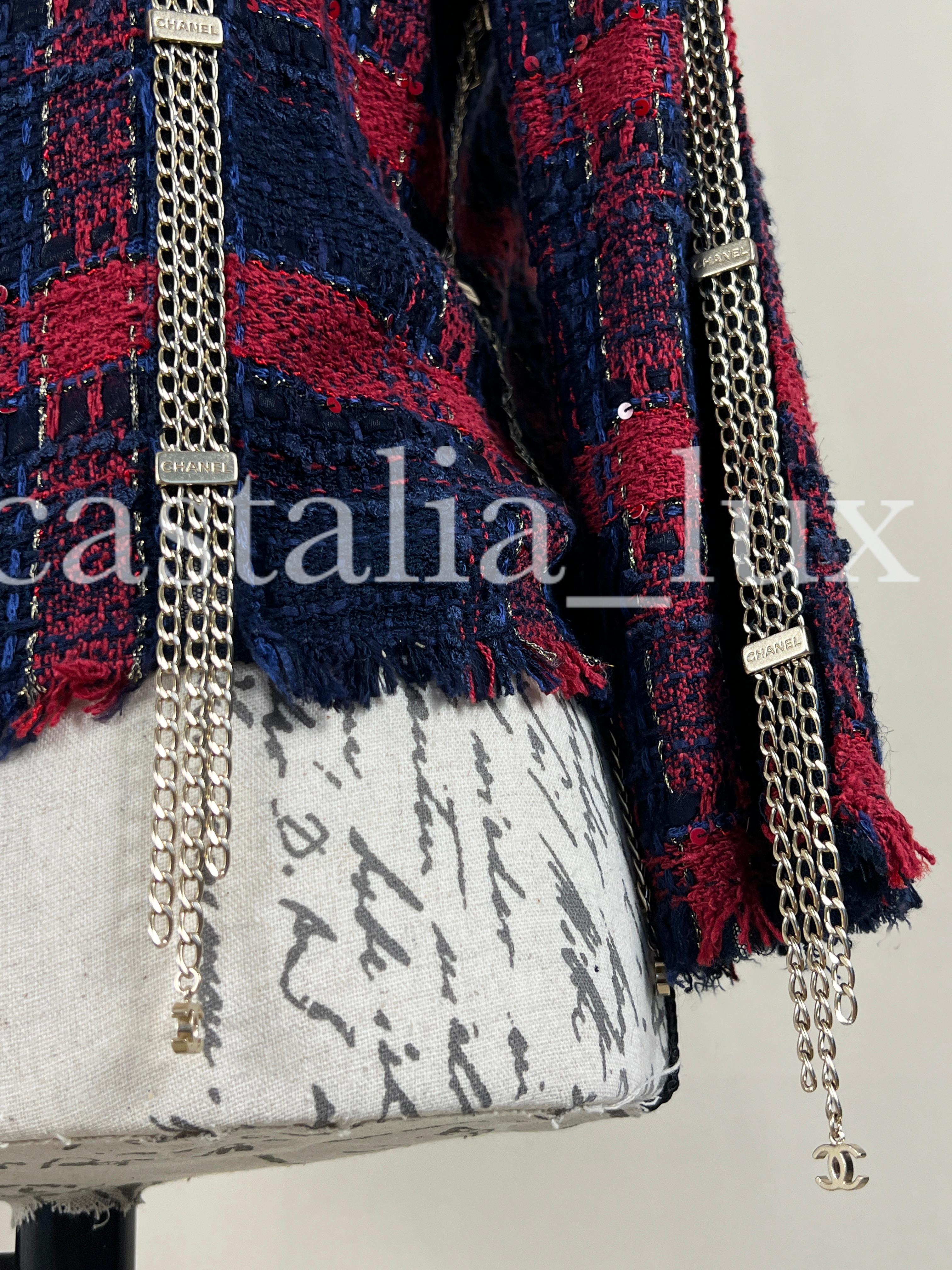 Chanel Extrem seltene Tweed-Jacke mit Kettenbesatz und Logo 8