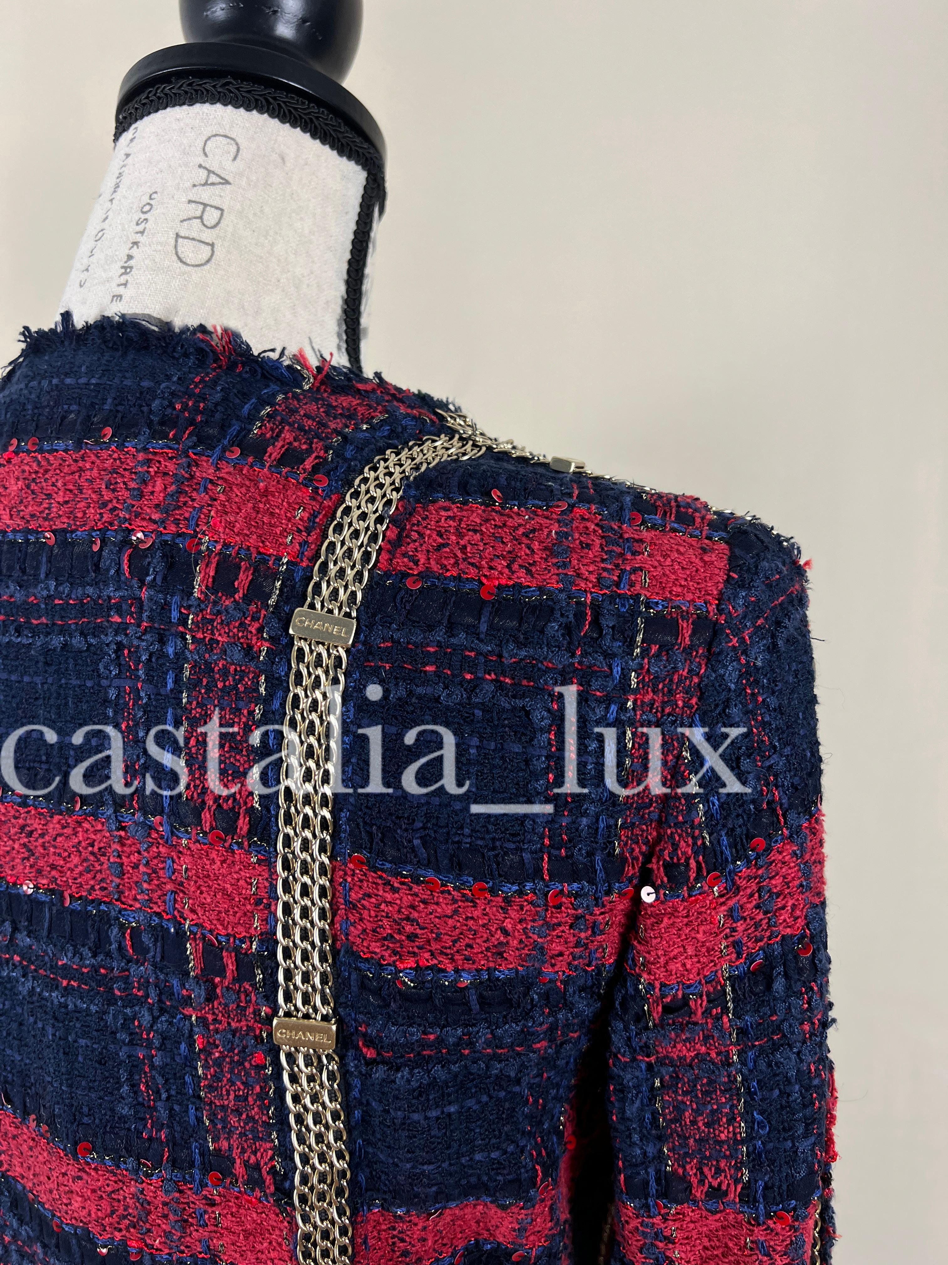 Chanel Extrem seltene Tweed-Jacke mit Kettenbesatz und Logo 9