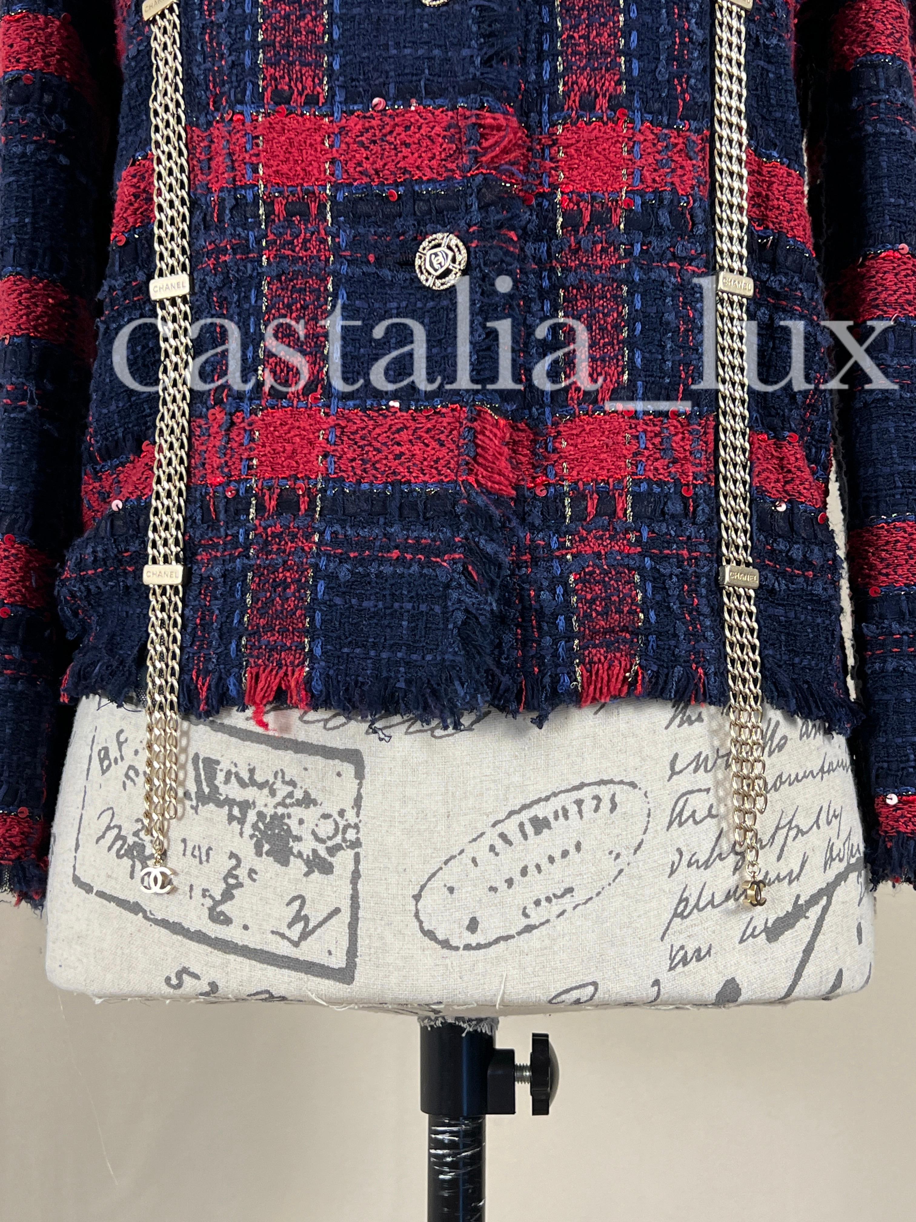 Chanel Extrem seltene Tweed-Jacke mit Kettenbesatz und Logo 11