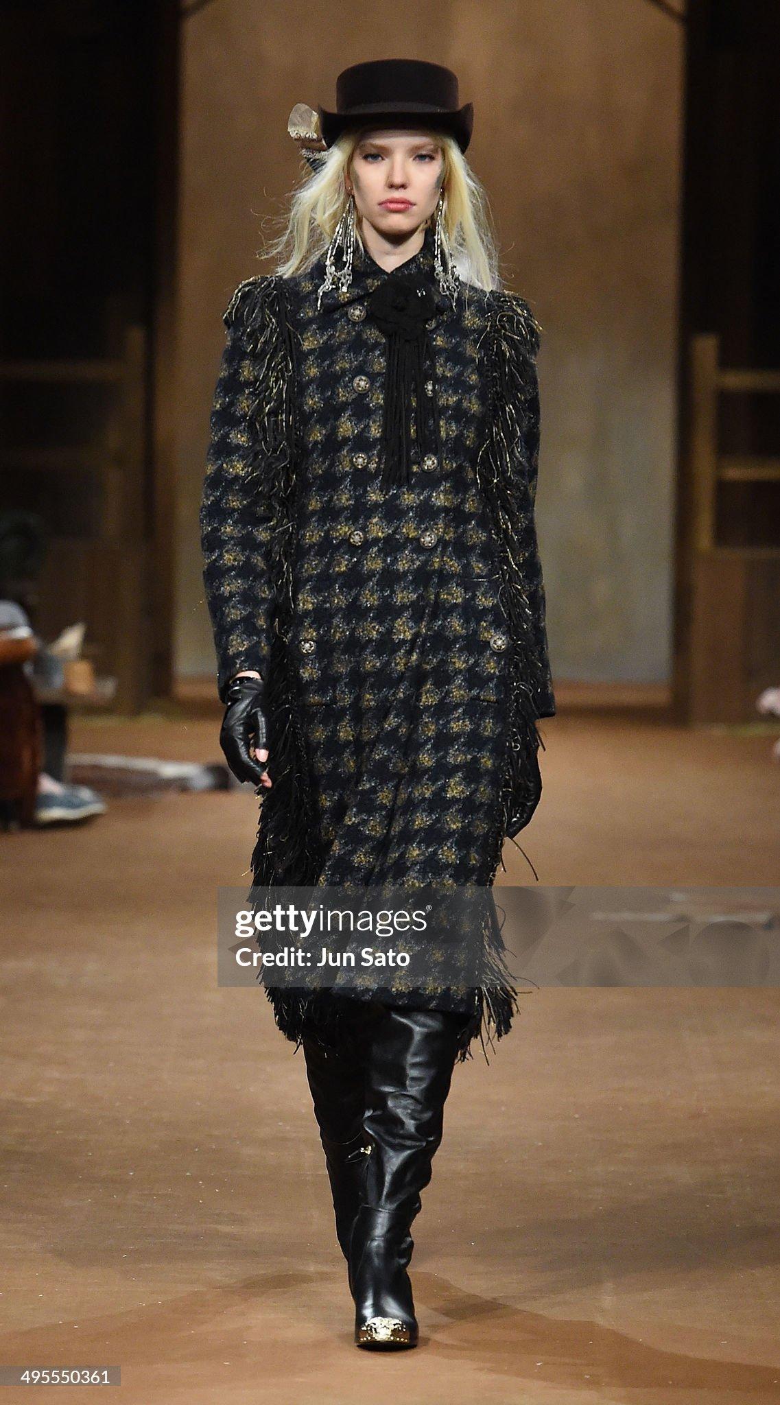 Extremely rare new Chanel black tweed coat with fringed accent from magnificent Collection Paris / DALLAS 2014 Pre-Fall Metiers d'Art by Karl Lagerfeld
Botique price over 14,000€!
Size mark 38 FR. Never worn.