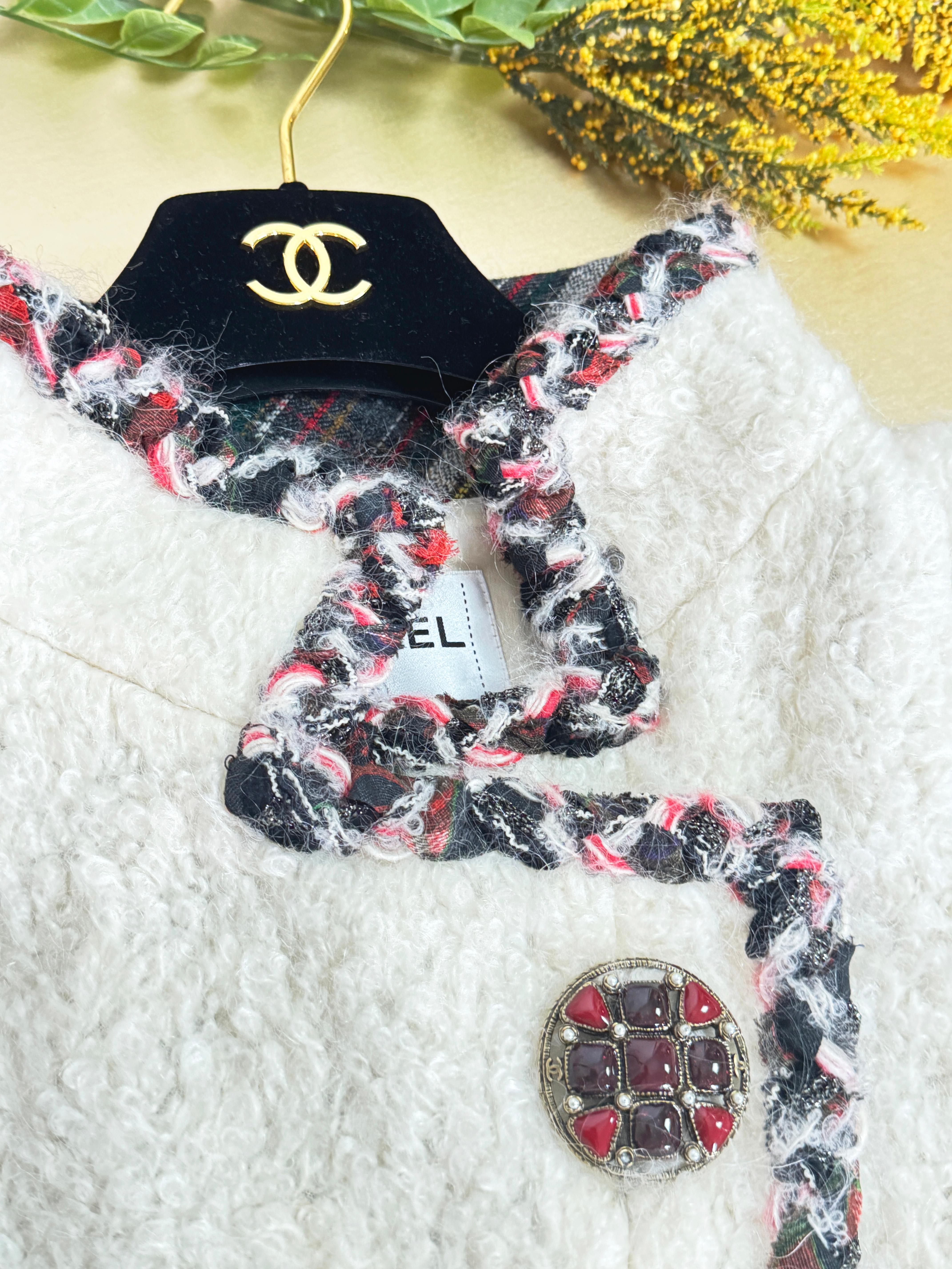 Chanel Extrem seltene Laufsteg-Tweedjacke aus flauschigem Tweed 10