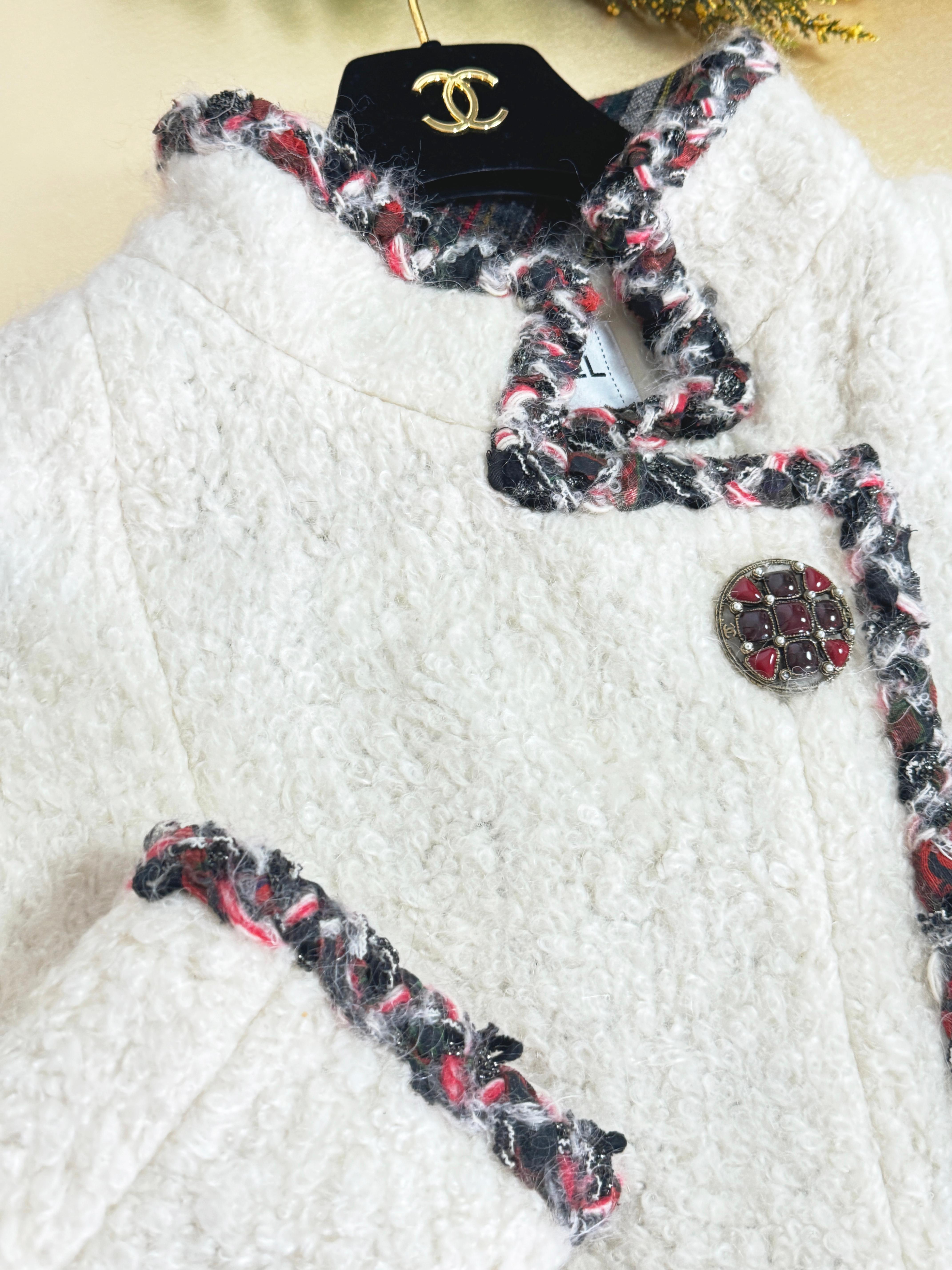Chanel Extrem seltene Laufsteg-Tweedjacke aus flauschigem Tweed 2