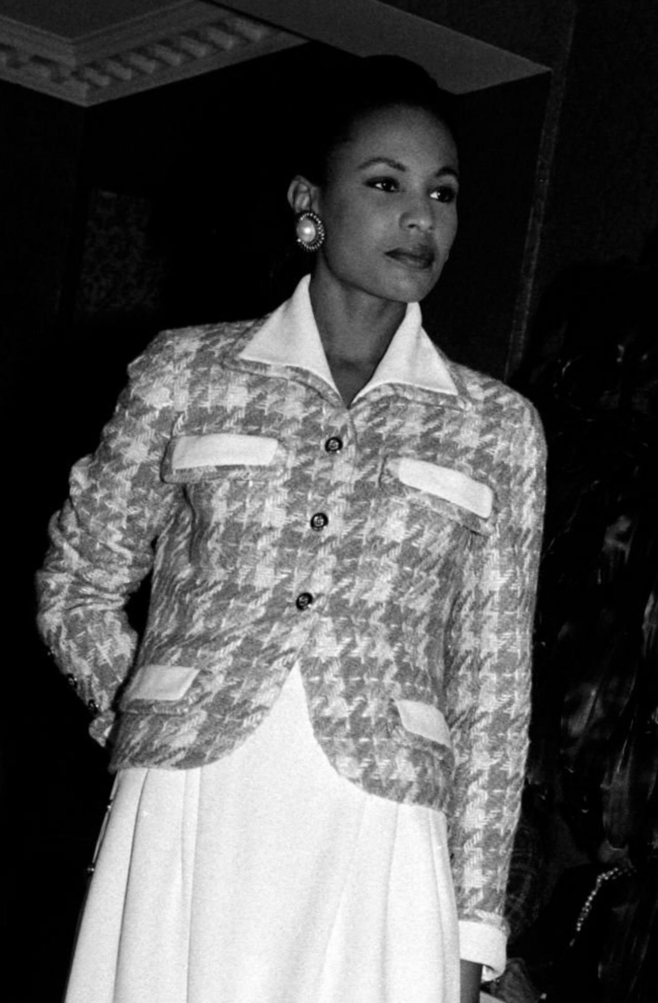 Rare Chanel Fall Winter 1989 collection by Karl Lagerfeld amazing tweed jacket with 24k gold plated CC logo buttons, no size tag it can fit 38 FR up to 42 FR (US 2/4 up to US 6/8) 
