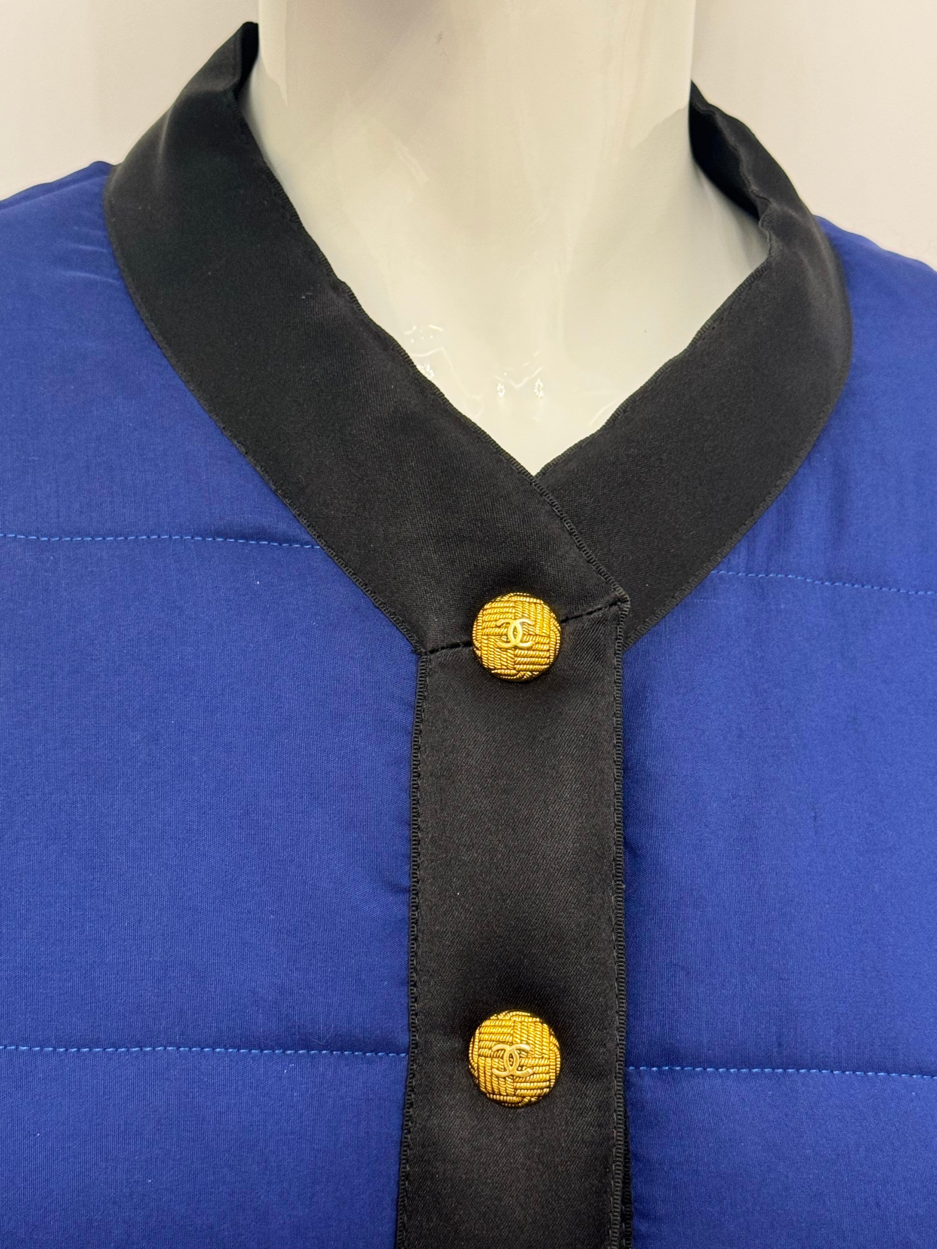 Raro giubbotto Chanel Autunno Inverno 1990 di Karl Lagerfeld for Chanel in seta, bottoni con logo CC placcati in oro 24k, etichetta della boutique Chanel, taglia tagliata che può andare da US 4 a US 8/10