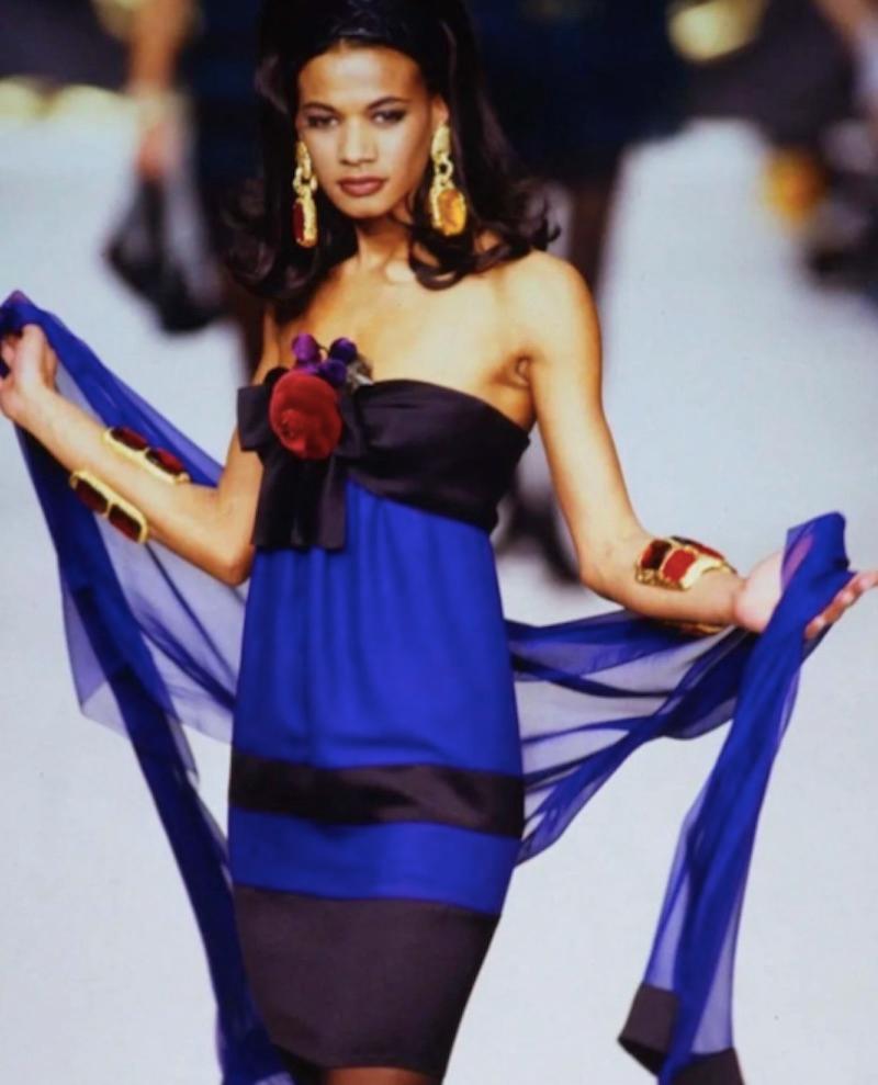 Chanel H/W 1990 Trägerloses Seidenkleid mit Schal im Angebot 1