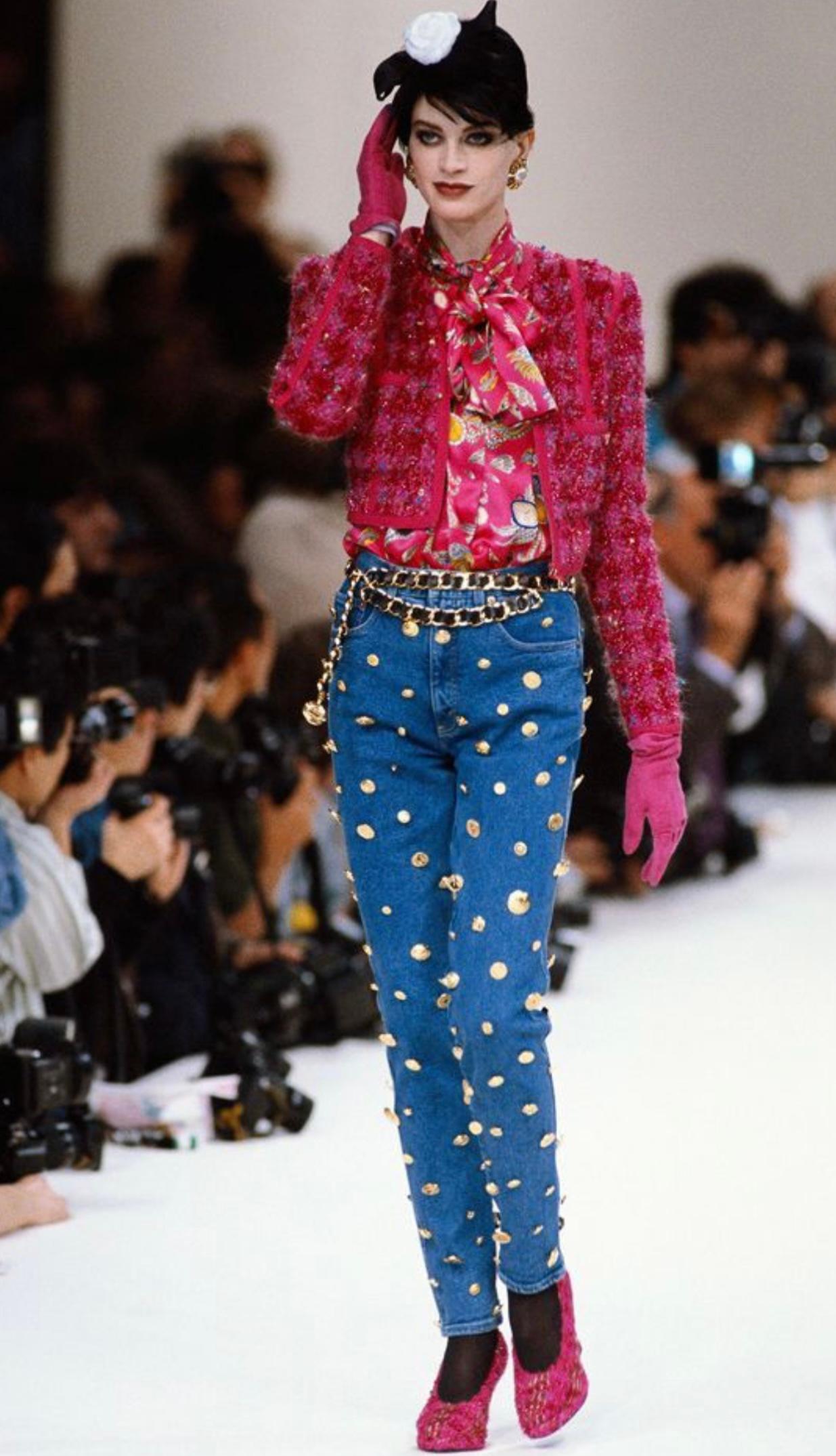 Chanel F/W 1991 Hip-Hop-Kollektion Laufstegbluse aus rosa Seide von Karl Lagerfeld im Angebot 6