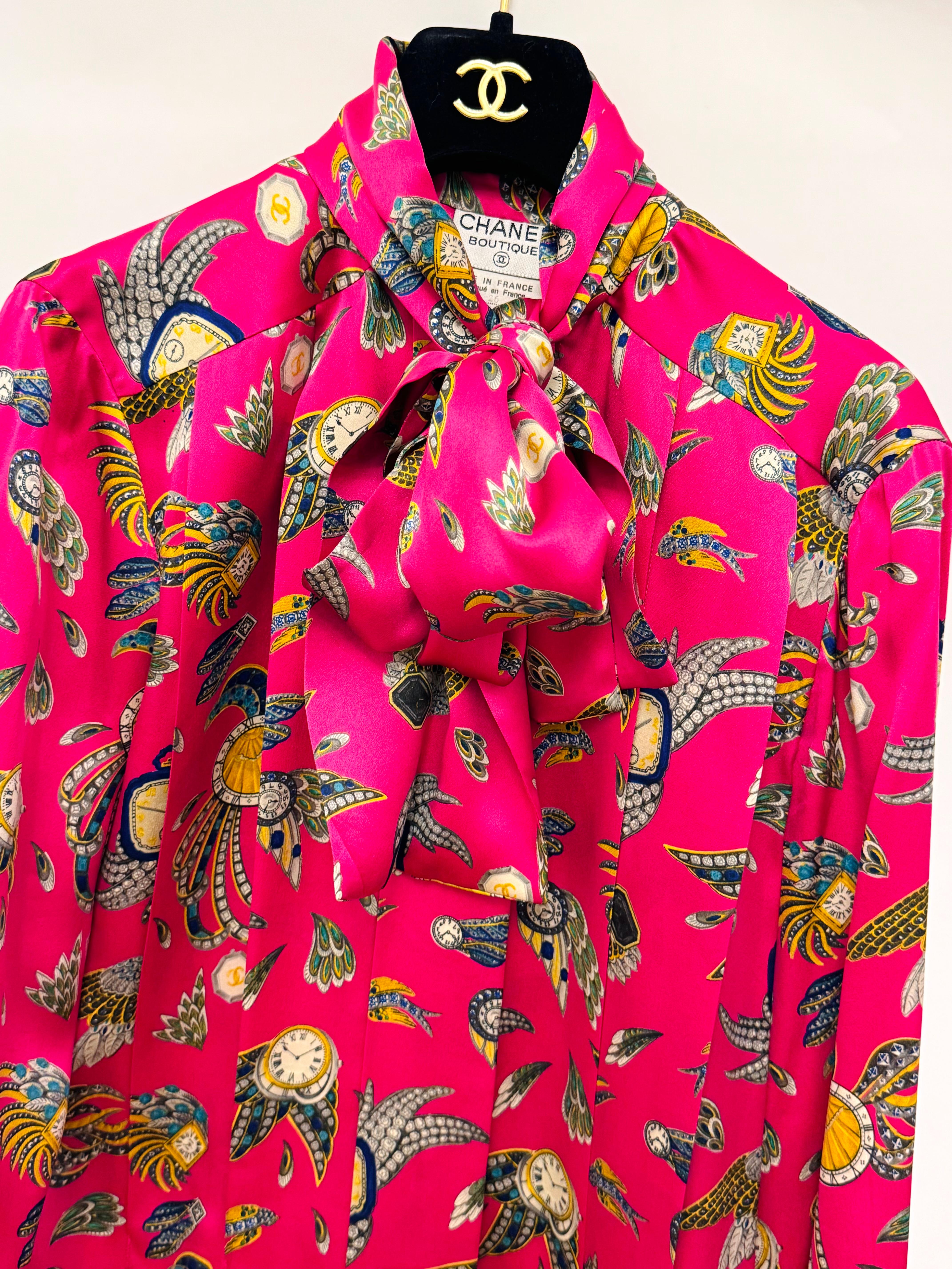 Chanel F/W 1991 Hip-Hop-Kollektion Laufstegbluse aus rosa Seide von Karl Lagerfeld im Angebot 10