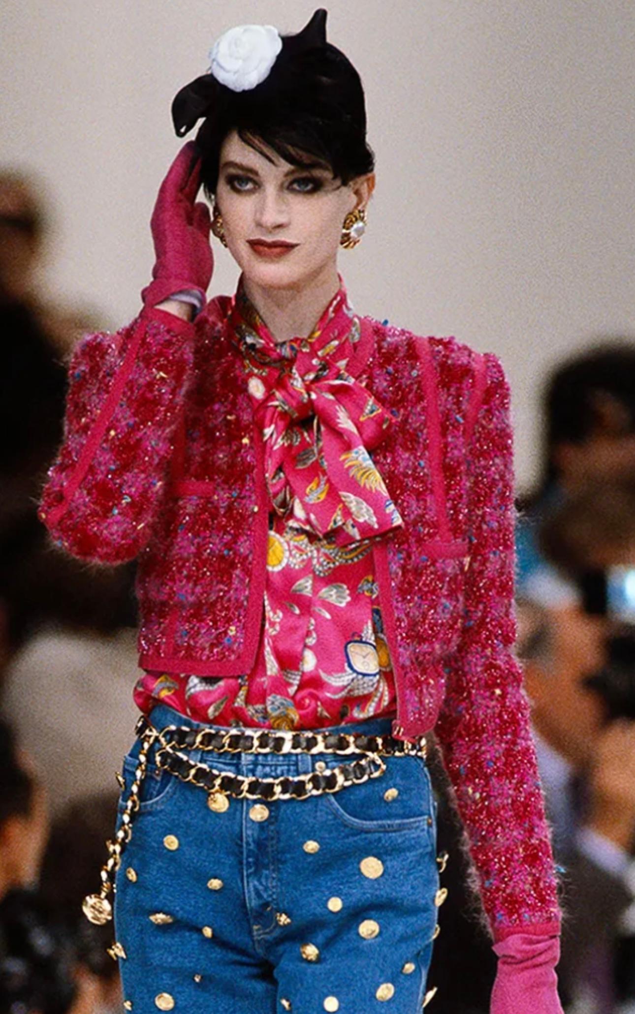 Seltene Chanel F/W 1991 Hip Hop Collection by Karl Lagerfeld Laufsteg Seide hot pink Bluse. Größe 36 FR auf dem Etikett passt es US 0 bis US 4. Erstaunlich Druck Details mit ikonischen Premiere Uhren und viele CC-Logo. 